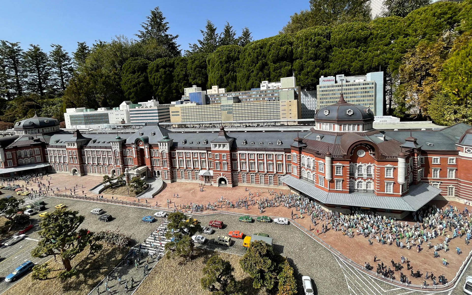 少し前の東京駅。建物も素晴らしいけど、1人ひとりの動きにも好奇心がかき立てられます。きっとひょうきんなことしてる奴がいるに違いない