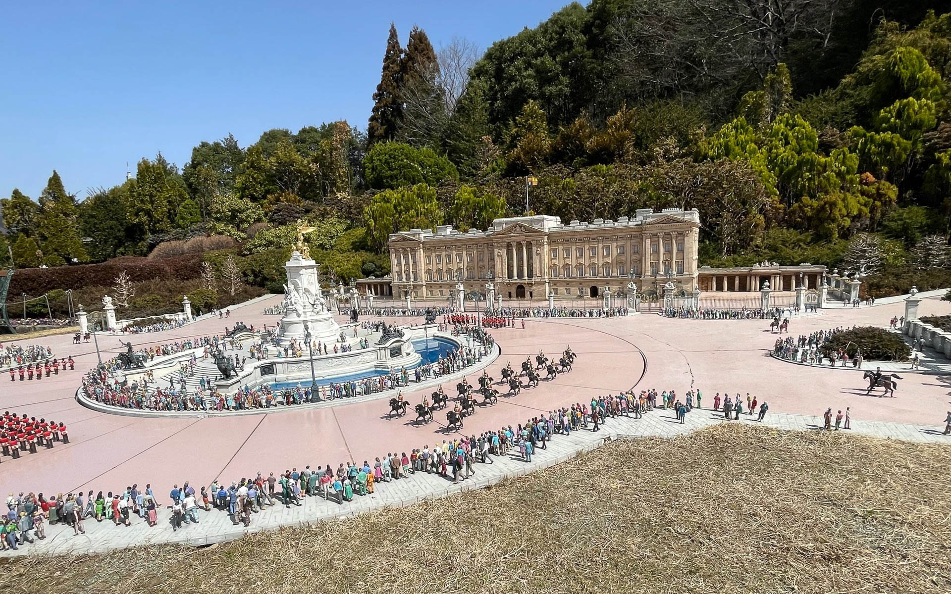 バッキンガム宮殿の近衛兵の行進。壮観でした。実際に行進します