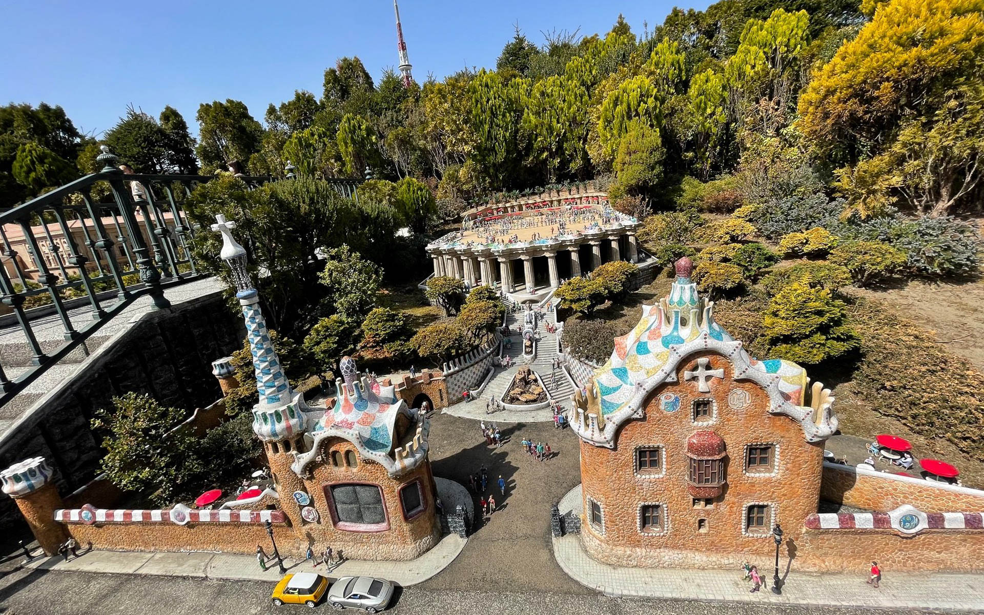 グエルパーク。スペインの鬼才、ガウディの作品。ポップで楽しい公園。実際、上の広場から見たときもウキウキする空間だったのを思い出しました