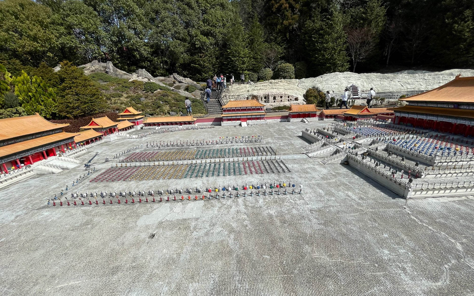 故宮。大勢の役人が皇帝の前にひれ伏しています。撮影中のラストエンペラーの1カットを切り取った風景。ミニチュアさんもエキストラ？