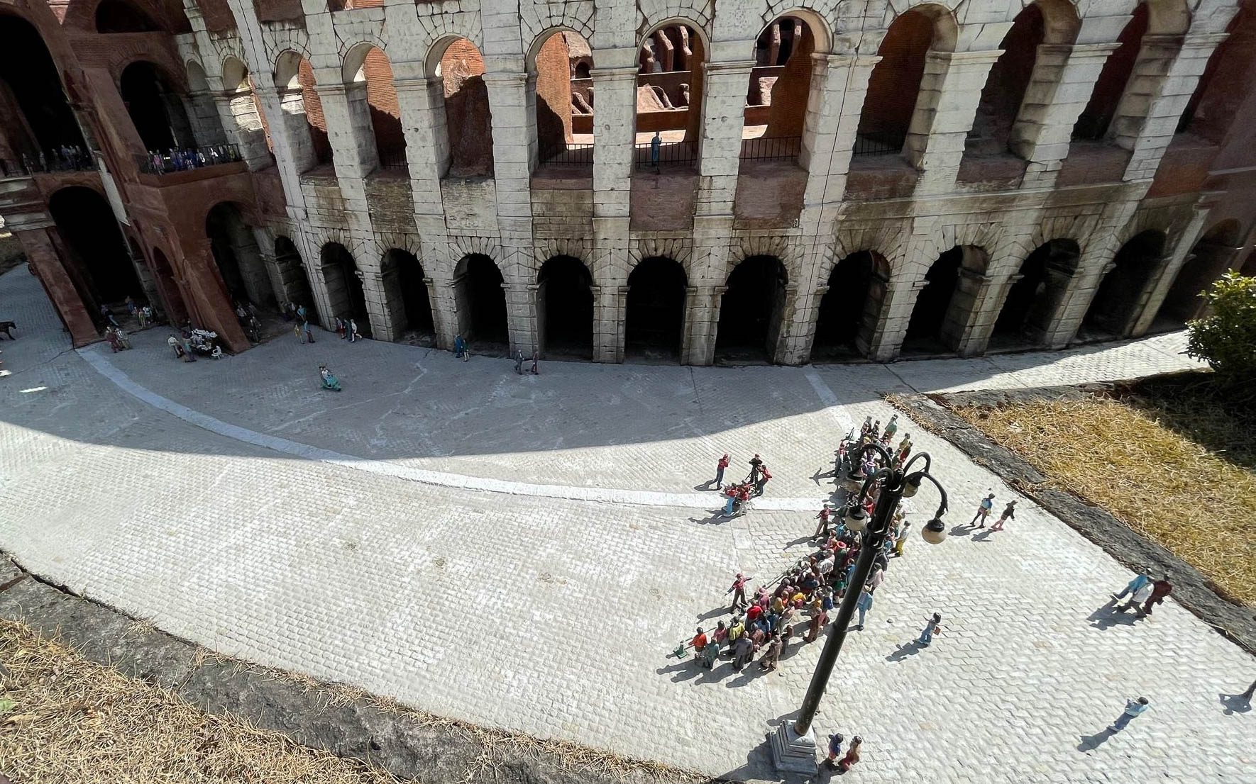 コロッセオでは撮影部隊が「ローマの休日」の有名なシーンを撮っていました