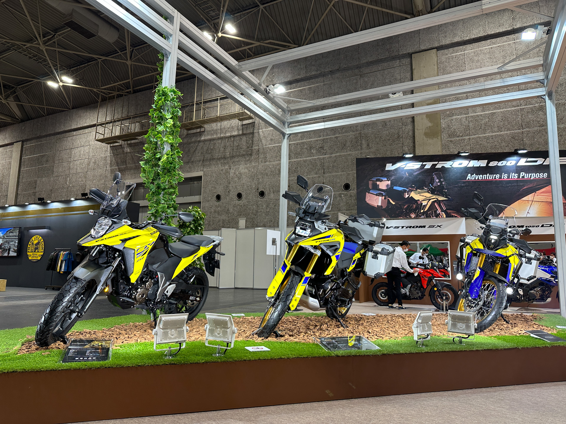 V-STROM SX（左）、V-STROM 1050DE（中央）、V-STROM 800DE（右）