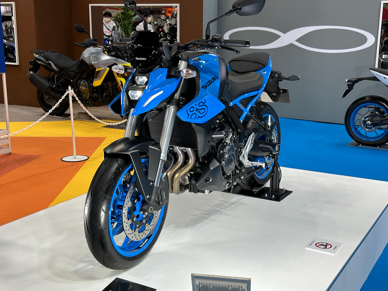 スズキ、新型800ccクラス2車種発売 新型「V-STROM 800DE」が132万円