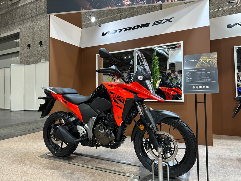スズキ、新型800ccクラス2車種発売 新型「V-STROM 800DE」が132万円