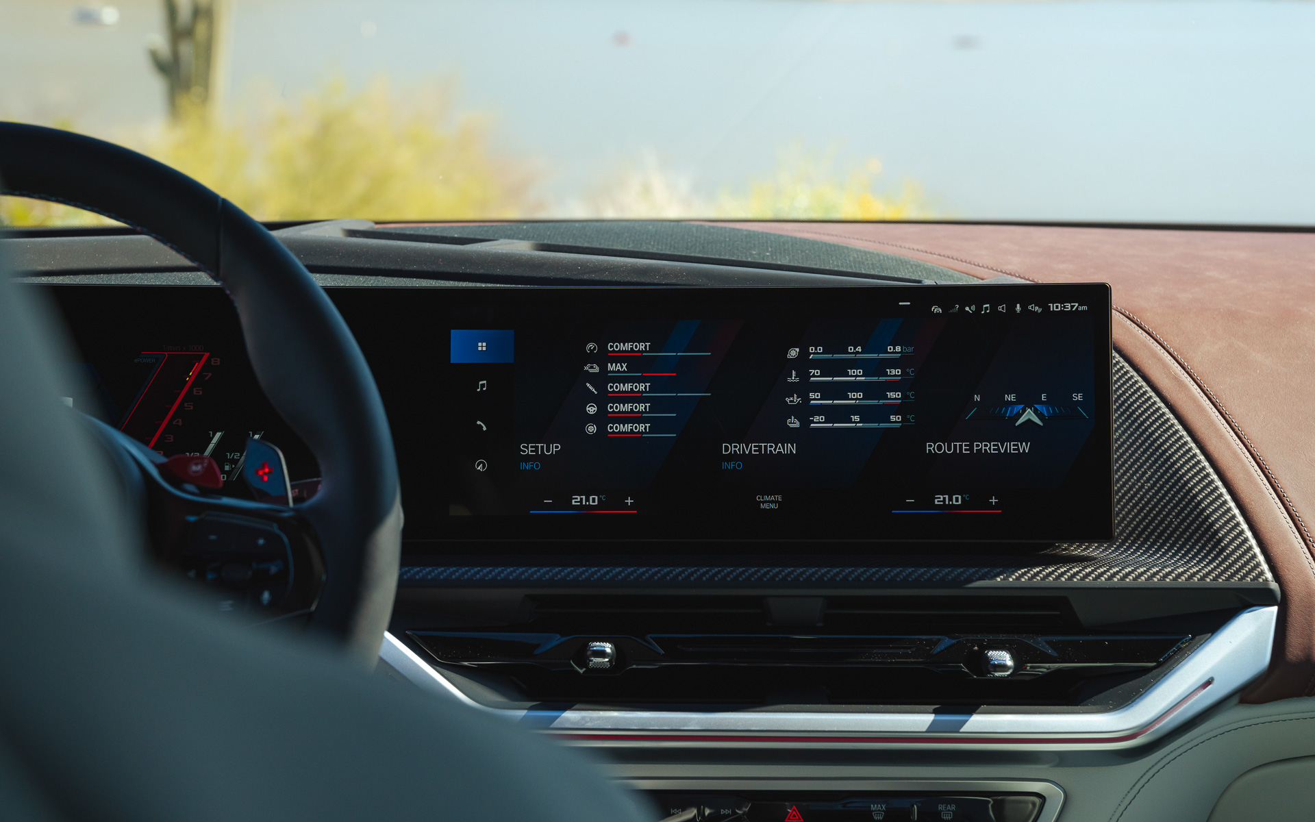 インテリアでは12.3インチのメーターパネルと14.9インチのコントロールディスプレイを一体化させ、運転席側に湾曲させた最新の「カーブドディスプレイ」を採用。後席はスポーティ、ラグジュアリー、ゆったりとくつろげるという独自の「Mラウンジコンセプト」を用いた。また、立体感のある彫刻的なデザインがルーフライニング表面に施され、美しいイルミネーションと相まって上質な空間を演出している