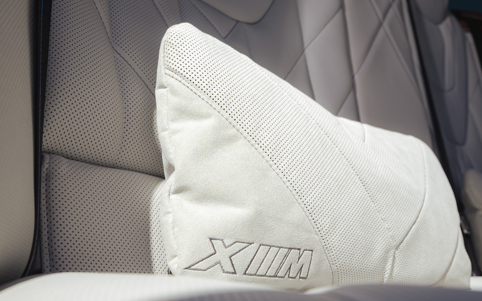 インテリアでは12.3インチのメーターパネルと14.9インチのコントロールディスプレイを一体化させ、運転席側に湾曲させた最新の「カーブドディスプレイ」を採用。後席はスポーティ、ラグジュアリー、ゆったりとくつろげるという独自の「Mラウンジコンセプト」を用いた。また、立体感のある彫刻的なデザインがルーフライニング表面に施され、美しいイルミネーションと相まって上質な空間を演出している