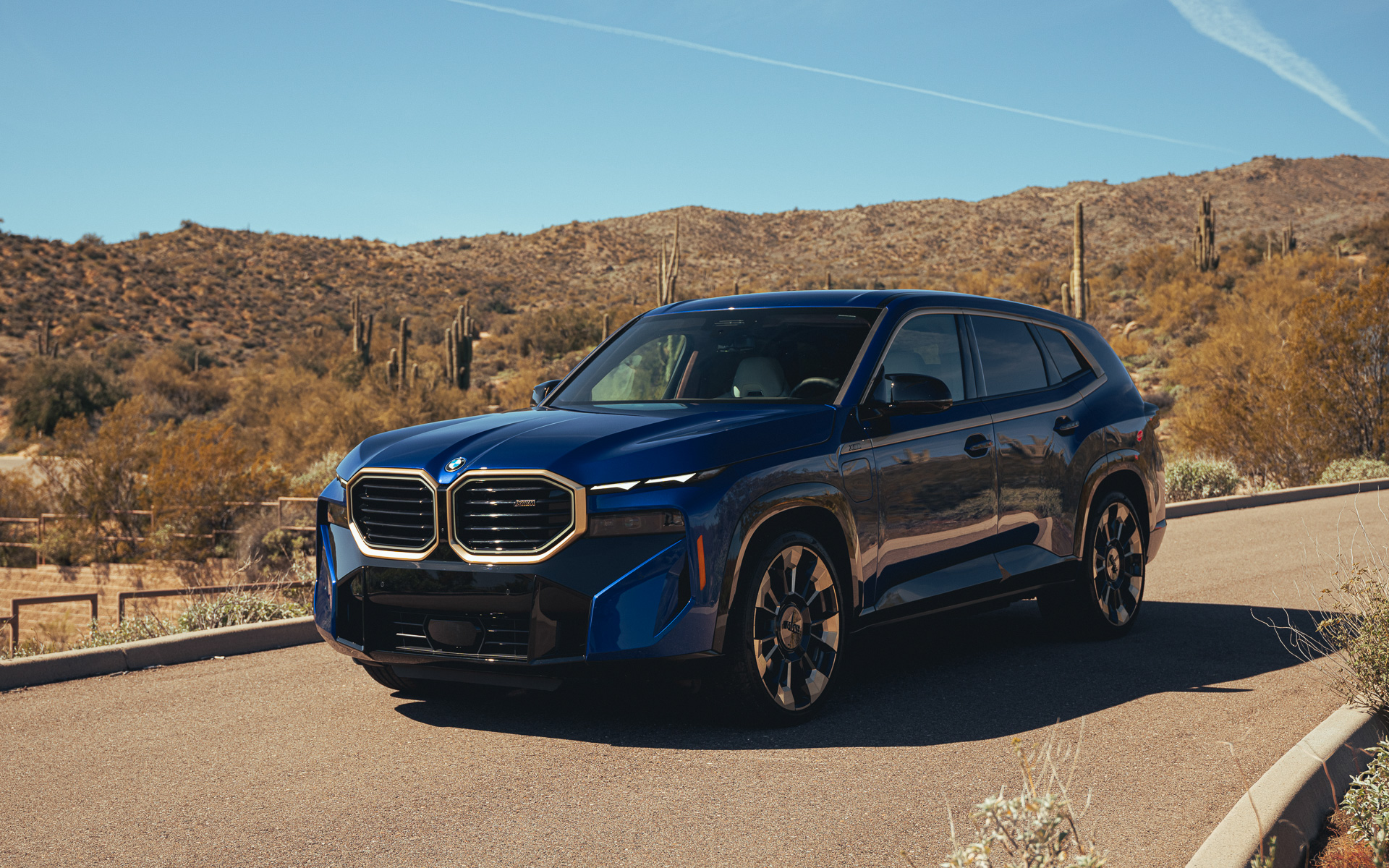 今回試乗したのはBMW M専用モデルとなる新型「XM」。日本では1月18日に発売となり、価格は2130万円。ボディサイズは5110×2005×1755mm(全長×全幅×全高)、ホイールベースは3105mm(数値は欧州仕様値)。エクステリアはBMWのラグジュアリーモデルにふさわしい存在感、ダイナミズムに加え、Mモデルらしいスポーティさを強調したもの。中でもBMWの象徴であるキドニーグリルは外側のエッジに向かって細くしたもので、八角形のアウトラインでダイナミックなキャラクターを強調しつつ、クロームで縁取ることで高級感を表現。暗闇では光を放ち存在感を増す「アイコニック・グロー・キドニーグリル」となる