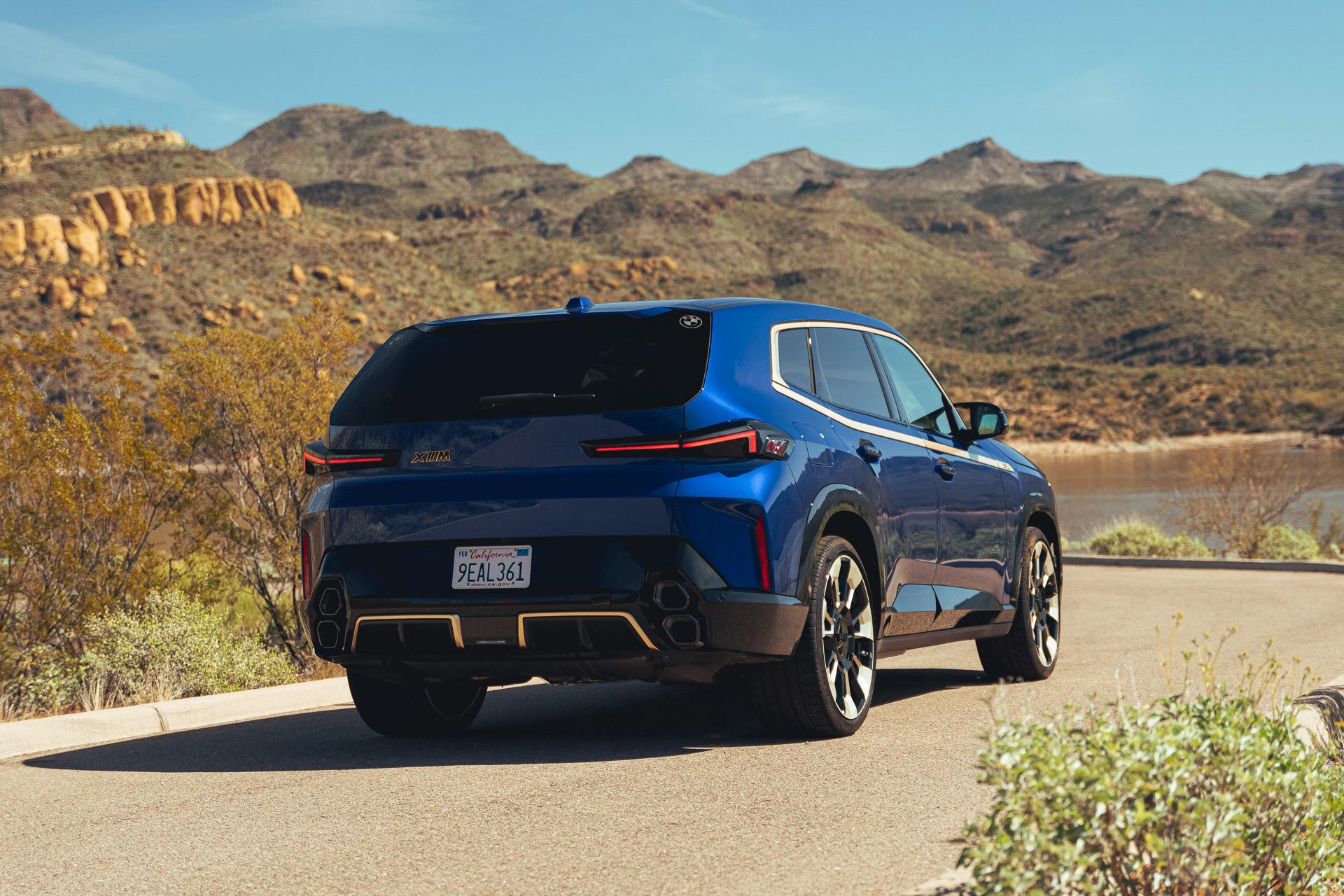 今回試乗したのはBMW M専用モデルとなる新型「XM」。日本では1月18日に発売となり、価格は2130万円。ボディサイズは5110×2005×1755mm(全長×全幅×全高)、ホイールベースは3105mm(数値は欧州仕様値)。エクステリアはBMWのラグジュアリーモデルにふさわしい存在感、ダイナミズムに加え、Mモデルらしいスポーティさを強調したもの。中でもBMWの象徴であるキドニーグリルは外側のエッジに向かって細くしたもので、八角形のアウトラインでダイナミックなキャラクターを強調しつつ、クロームで縁取ることで高級感を表現。暗闇では光を放ち存在感を増す「アイコニック・グロー・キドニーグリル」となる