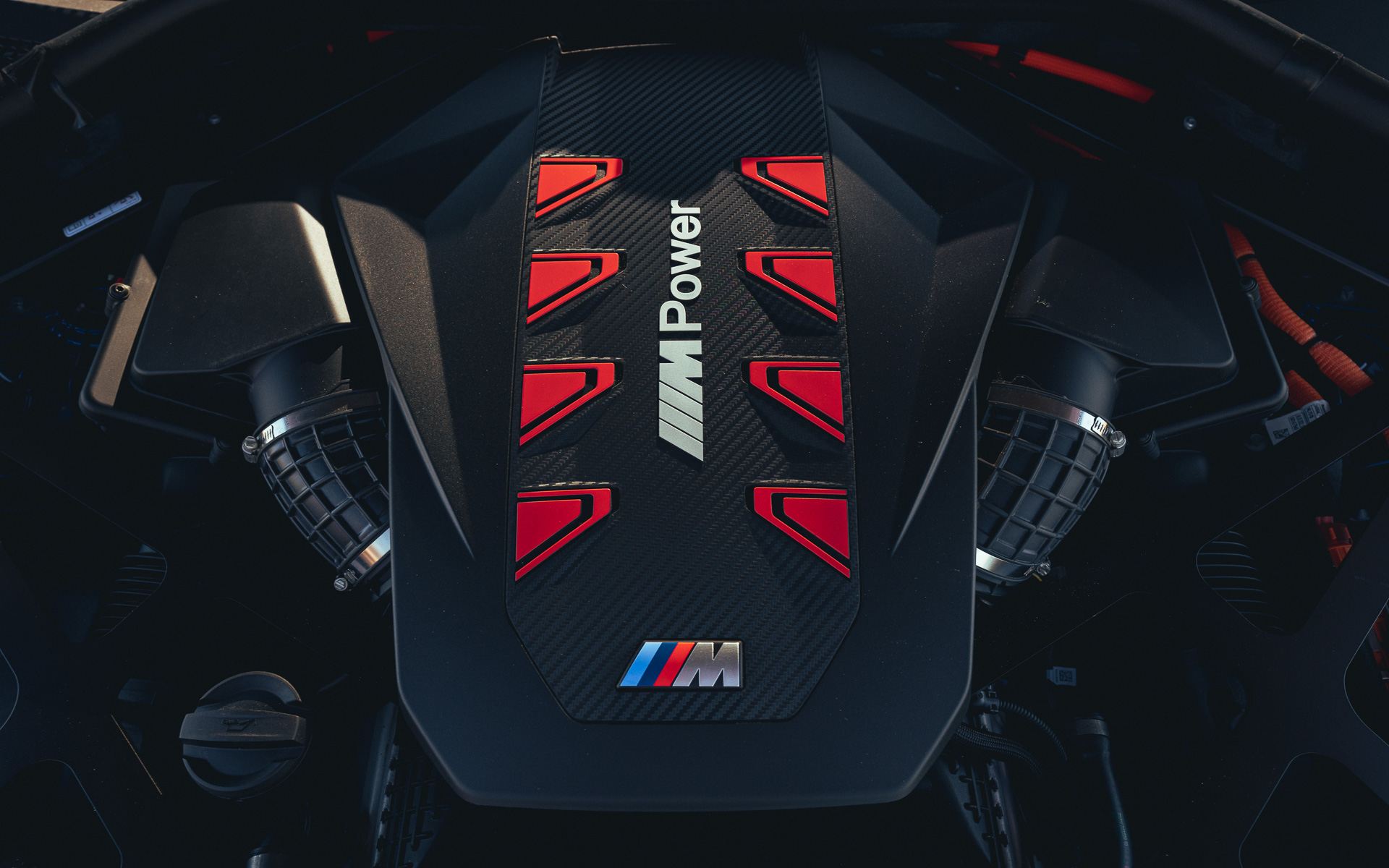 XMのパワートレーンは最高出力360kW（489PS）/5400rpm、最大トルク650Nm/1600-5000rpmを発生するV型8気筒4.4リッターターボエンジンに第5世代のBMW eDriveテクノロジーを採用し、電池容量29.5kWh、145kW（197PS）を発生する電気モーターも搭載。これに8速Mステップトロニックトランスミッションを組み合わせ、システムトータルの最高出力は480kW（653PS）、最大トルクは800Nmを発生する