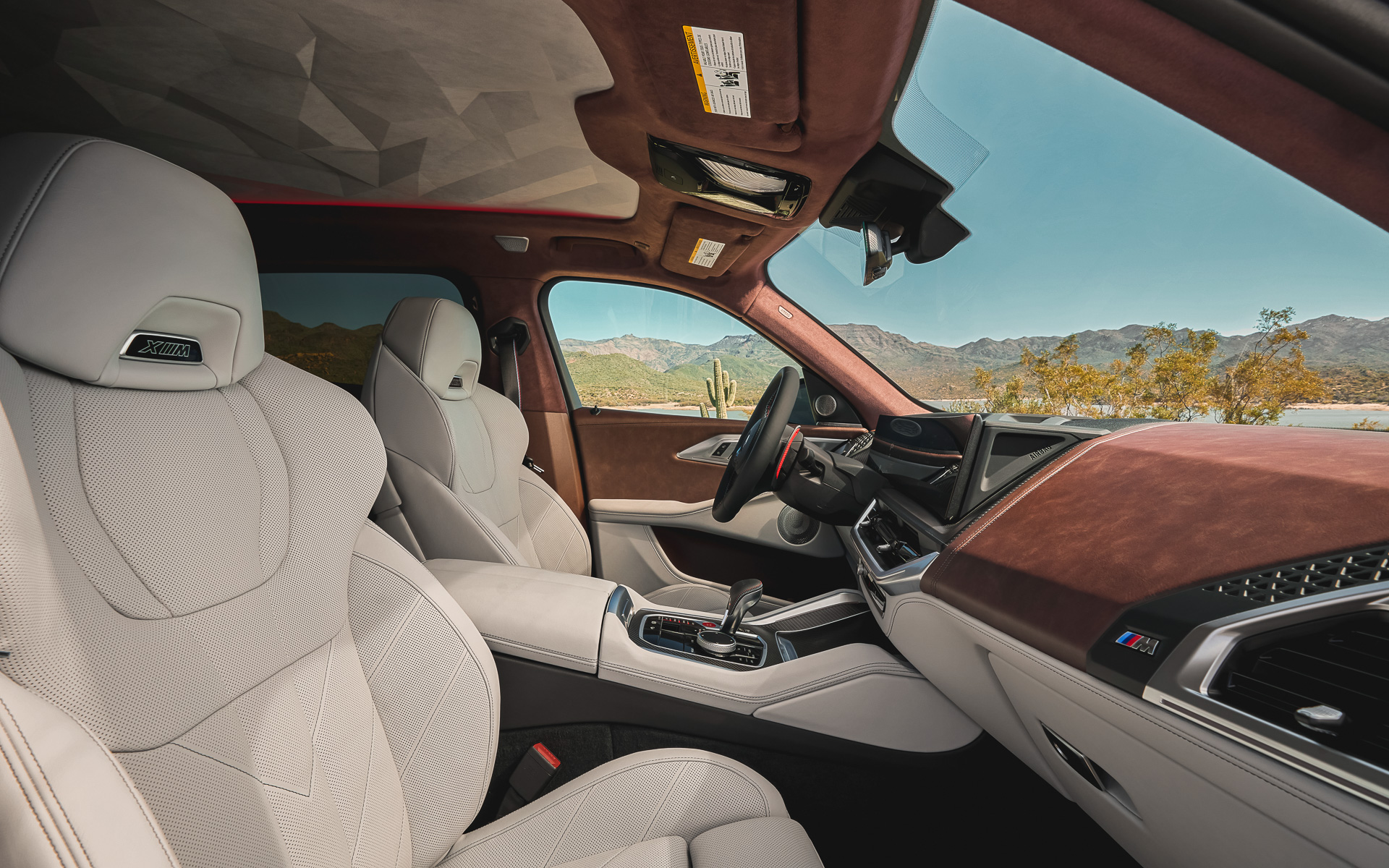 インテリアでは12.3インチのメーターパネルと14.9インチのコントロールディスプレイを一体化させ、運転席側に湾曲させた最新の「カーブドディスプレイ」を採用。後席はスポーティ、ラグジュアリー、ゆったりとくつろげるという独自の「Mラウンジコンセプト」を用いた。また、立体感のある彫刻的なデザインがルーフライニング表面に施され、美しいイルミネーションと相まって上質な空間を演出している