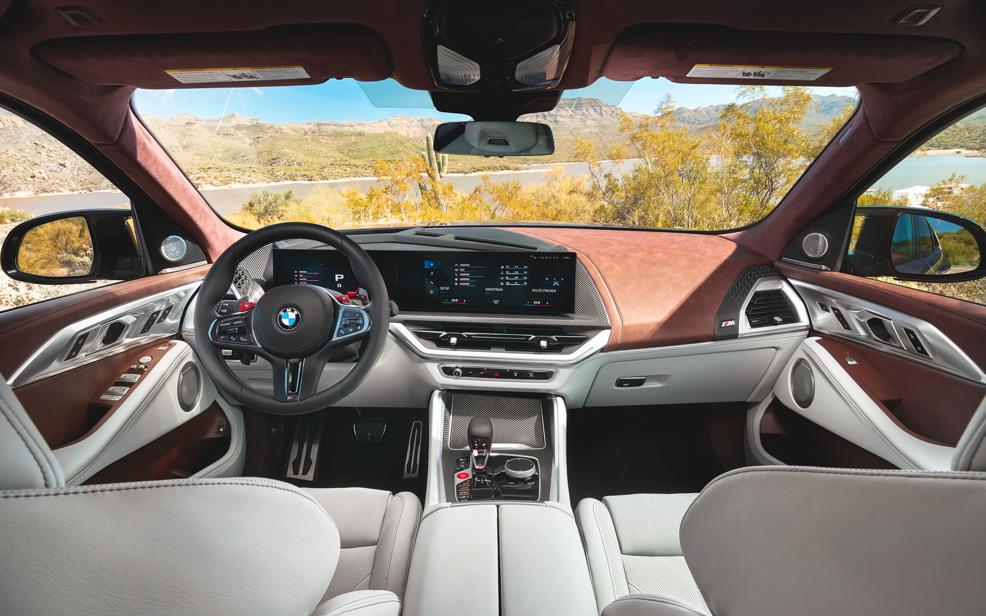 インテリアでは12.3インチのメーターパネルと14.9インチのコントロールディスプレイを一体化させ、運転席側に湾曲させた最新の「カーブドディスプレイ」を採用。後席はスポーティ、ラグジュアリー、ゆったりとくつろげるという独自の「Mラウンジコンセプト」を用いた。また、立体感のある彫刻的なデザインがルーフライニング表面に施され、美しいイルミネーションと相まって上質な空間を演出している