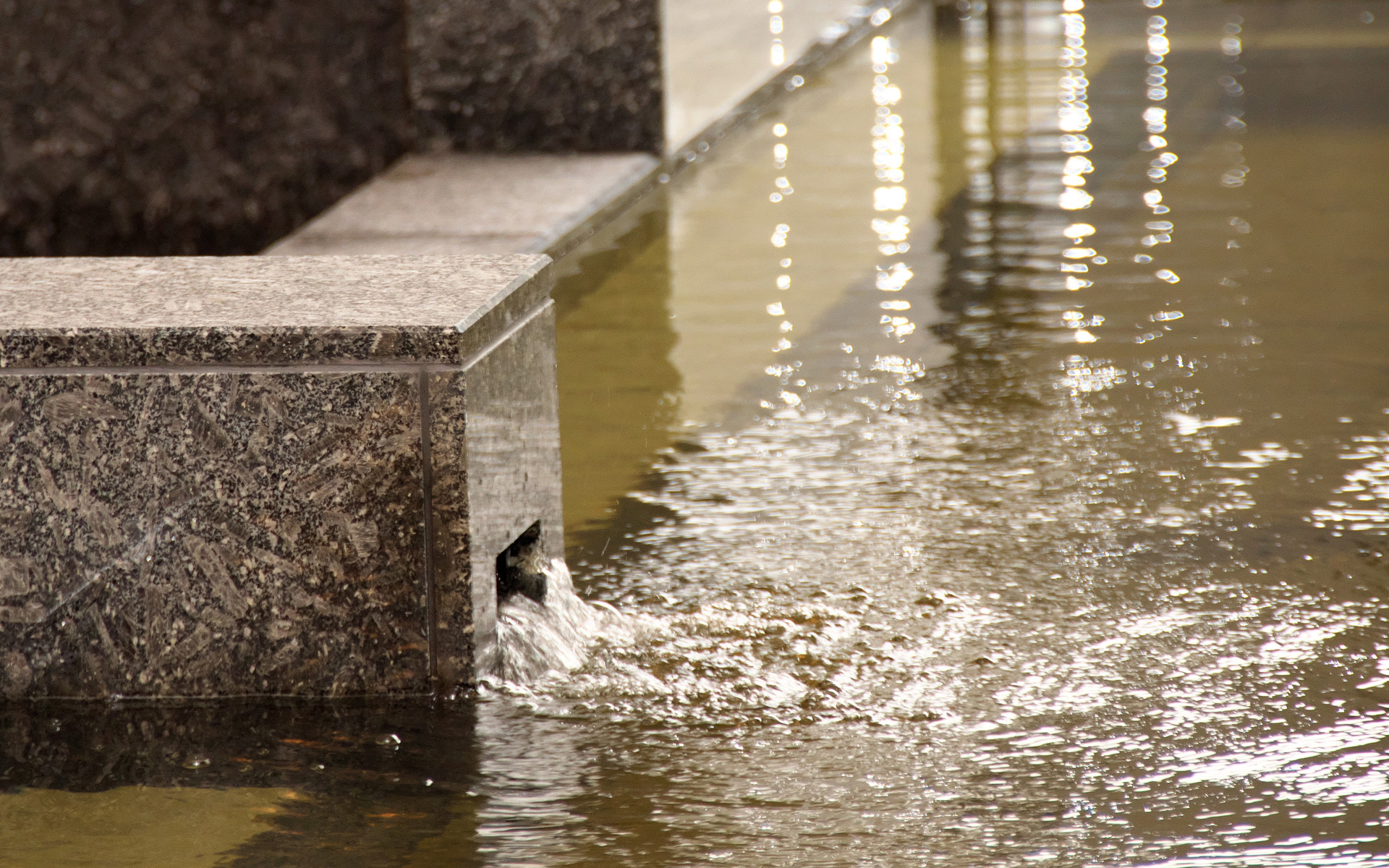 お風呂のお湯は弱アルカリの源泉を加水せず、加熱して使用。色も若干モールっぽいもので天然温泉を感じられる