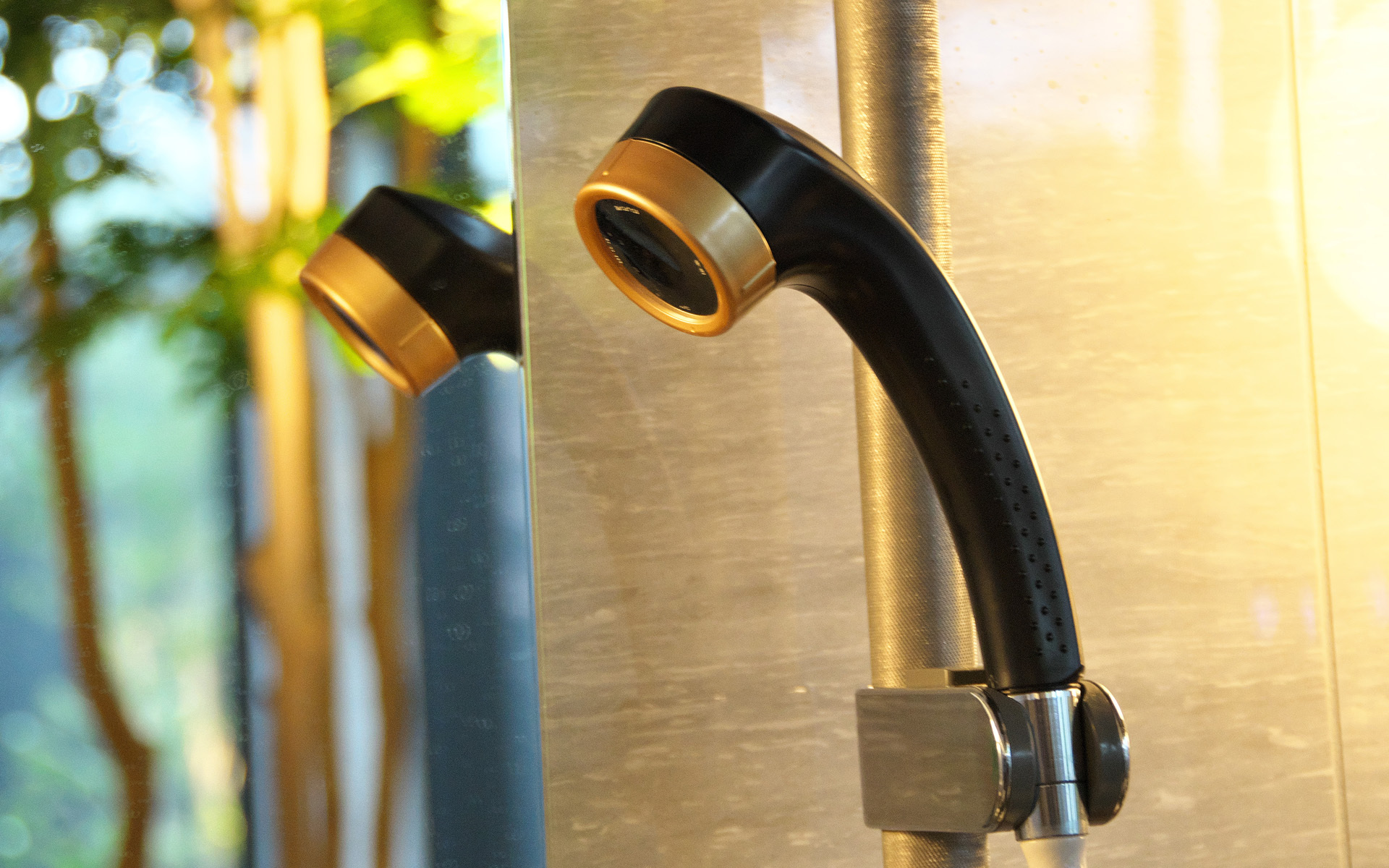 男湯のシャワーヘッド。やや圧力高めのお湯が出るようになっているとのこと