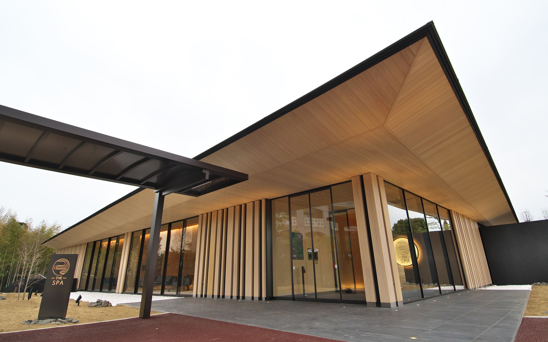 天然温泉「THE SPA」の外観。柱や天井部に檜が使われ、木のぬくもりを表現