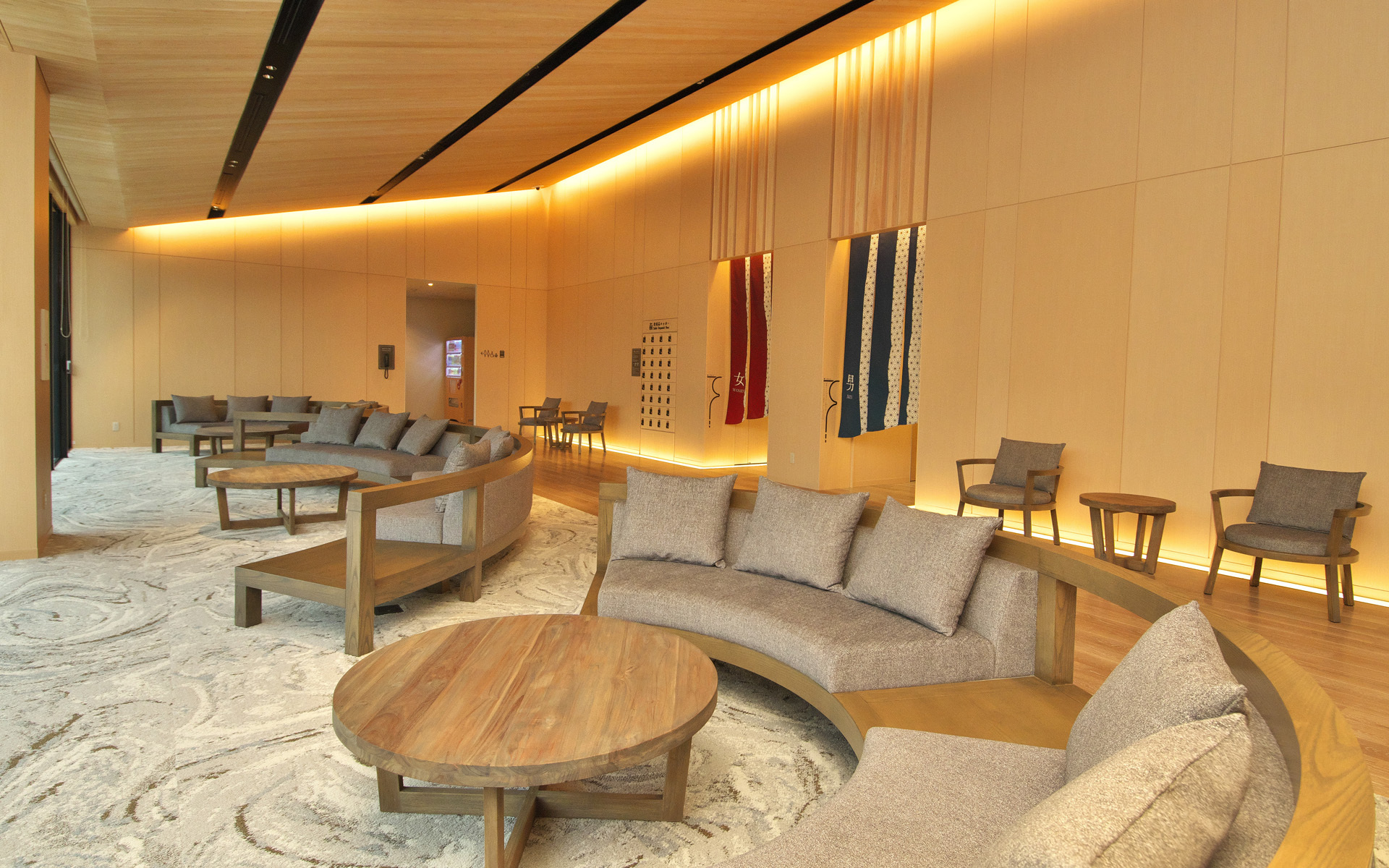 木の風合いを活かしたロビー。待ち合わせにどうぞ