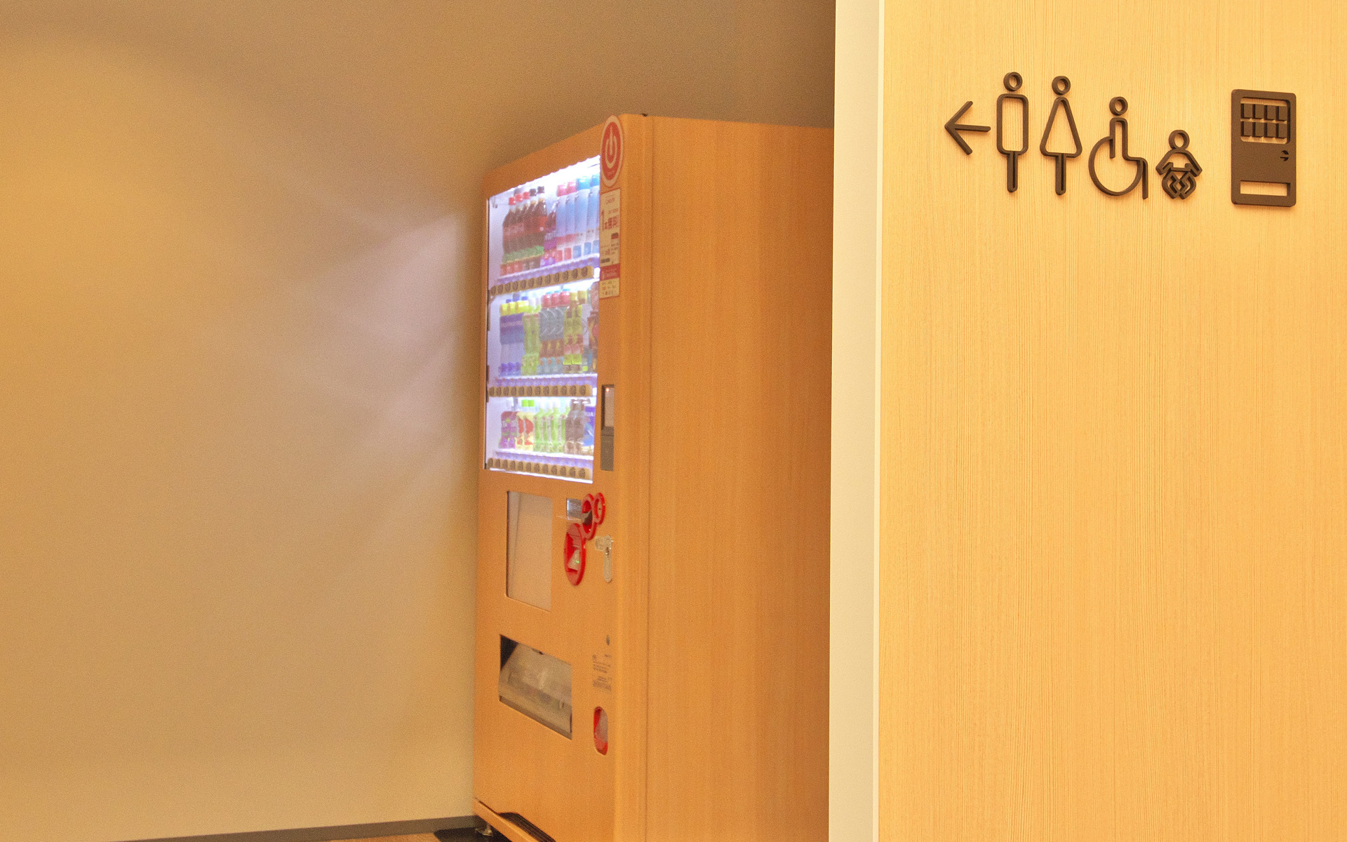 ロビーには自動販売機やトイレを用意