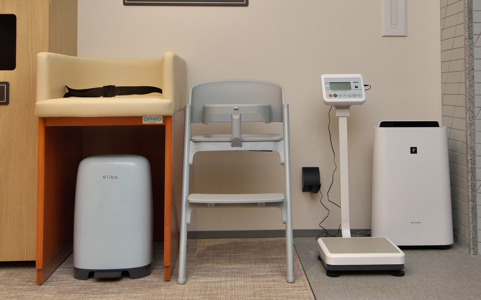 メイクアップルームには、子供との利用がスムーズにできるように椅子や換え台などを用意