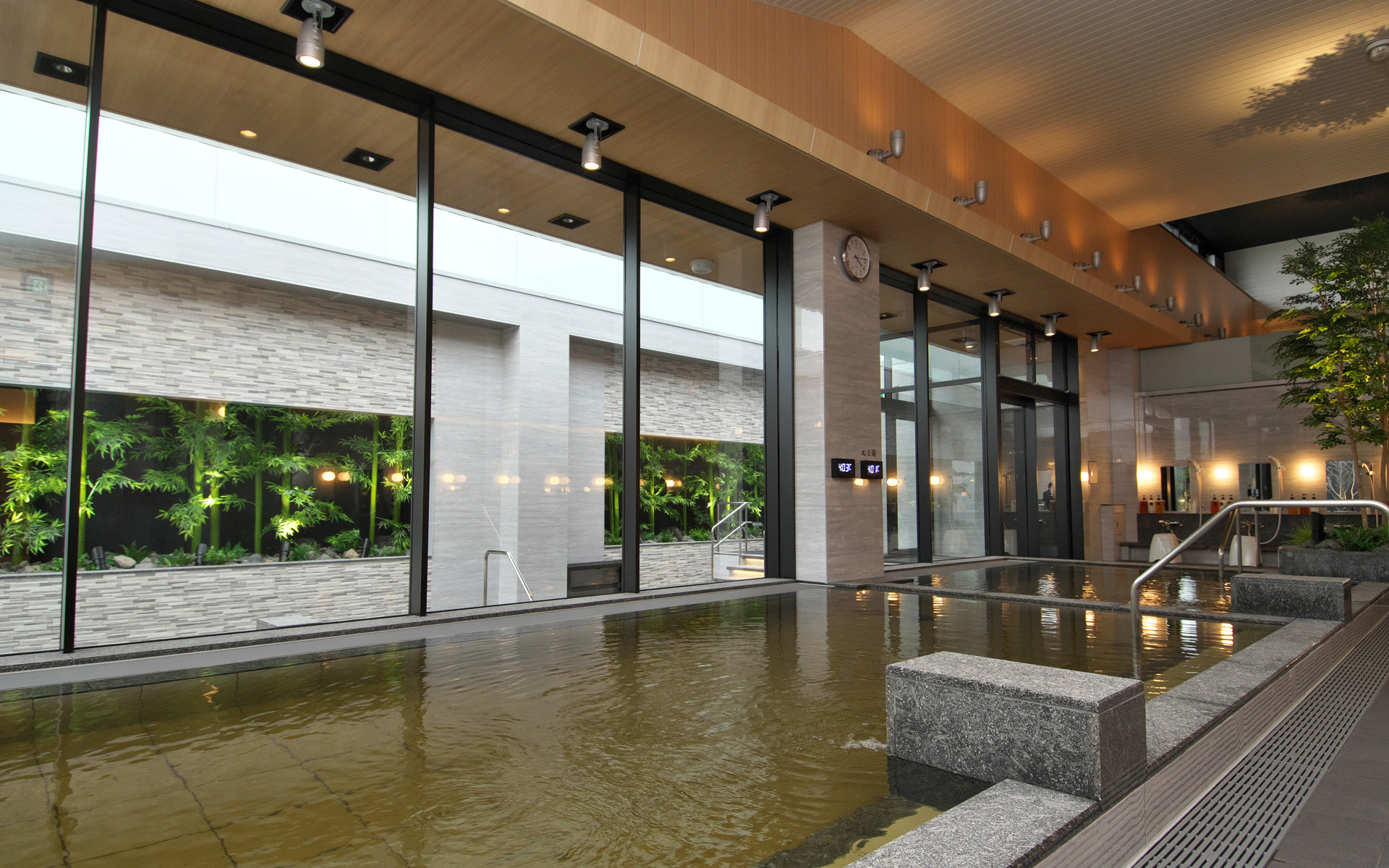 内湯は通常温度とぬるめの温度を用意