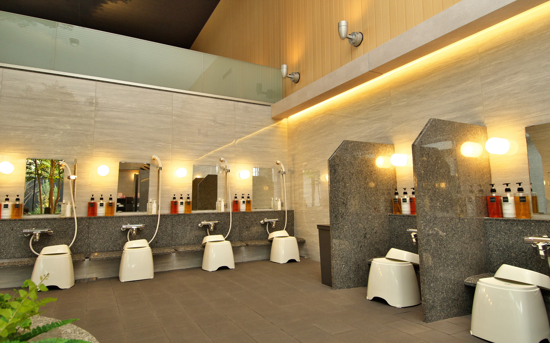 カランは仕切りのあるものとないものを。ないものは子供と一緒に洗えることをコンセプトに作られている