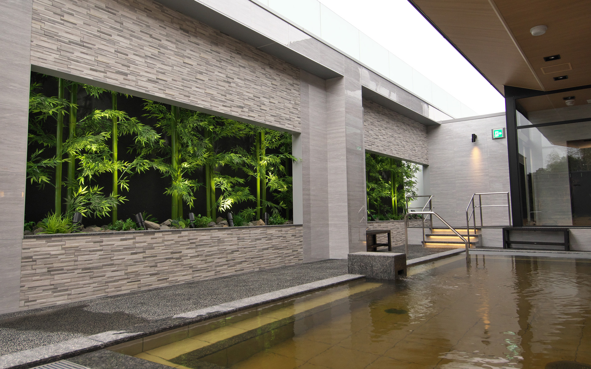 こちらは露天風呂。開放的に見えるような工夫がされている