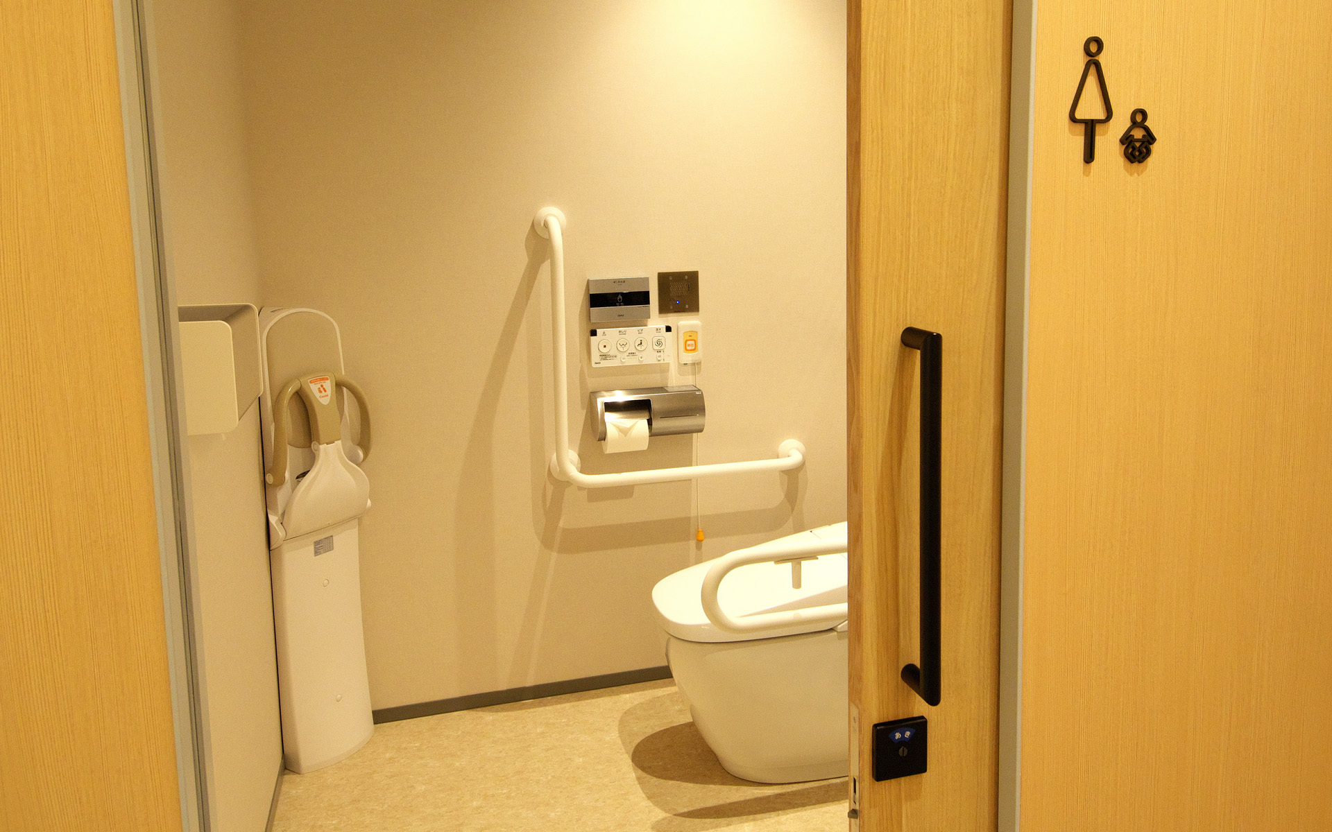 女湯のメイクアップルームには、トイレを2つ用意。その1つはオストメイトなどを用意する多目的タイプ