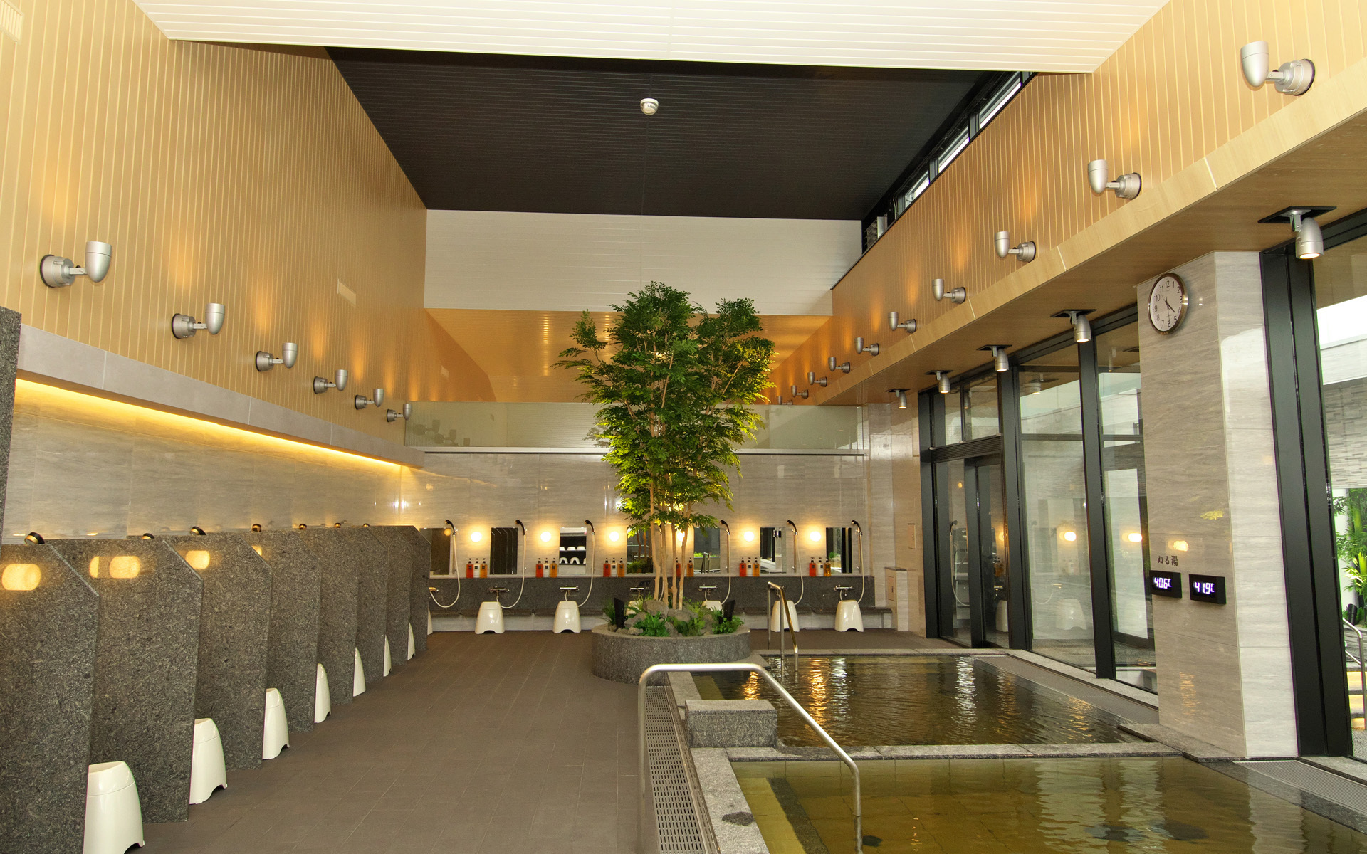 内湯、2つの温度の異なる湯を用意。カランも2種類あり、家族での利用に配慮