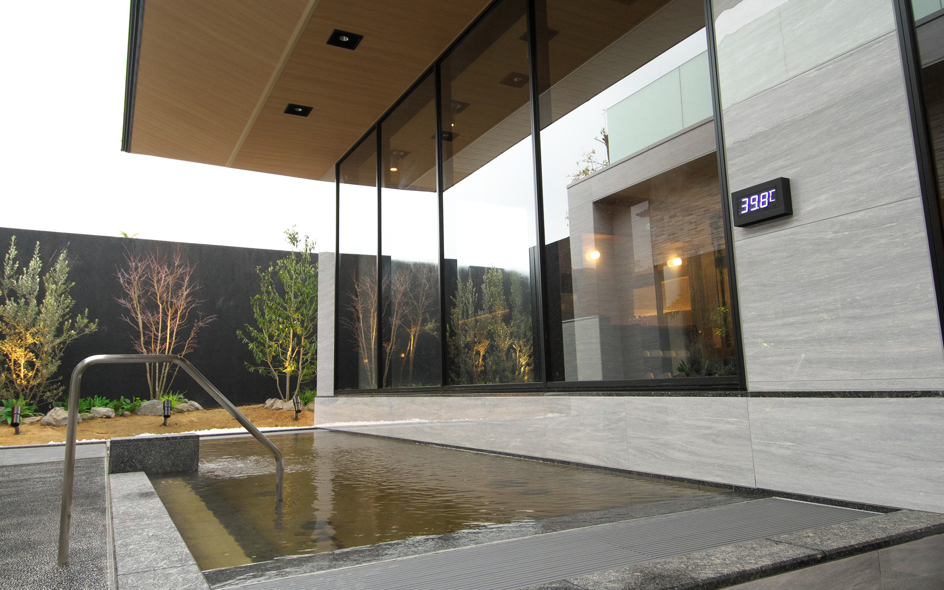 露天風呂。稼働前のため、温度は参考までに