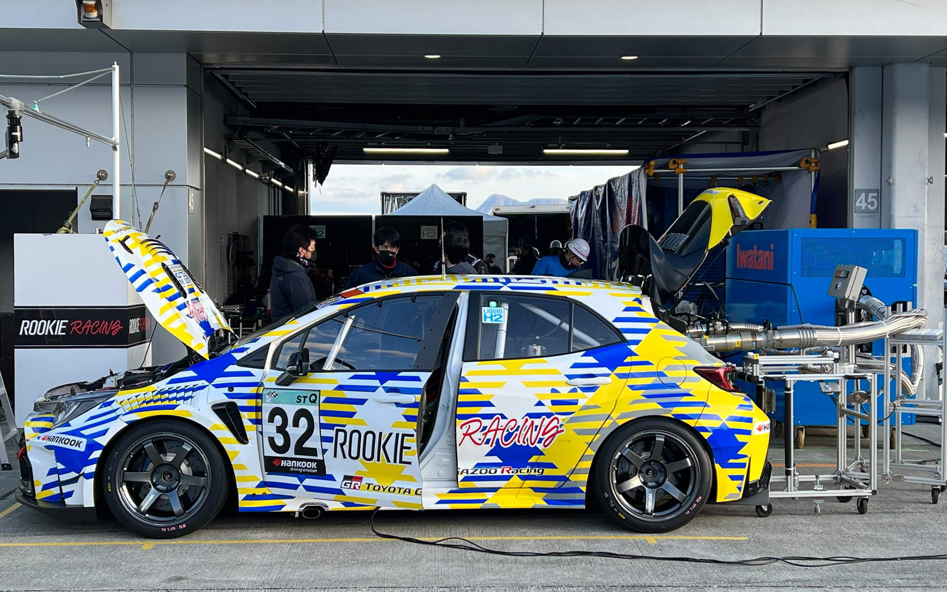 液体水素を給水素するカローラ。これまでよりコンパクトな面積で給水素できるようになった