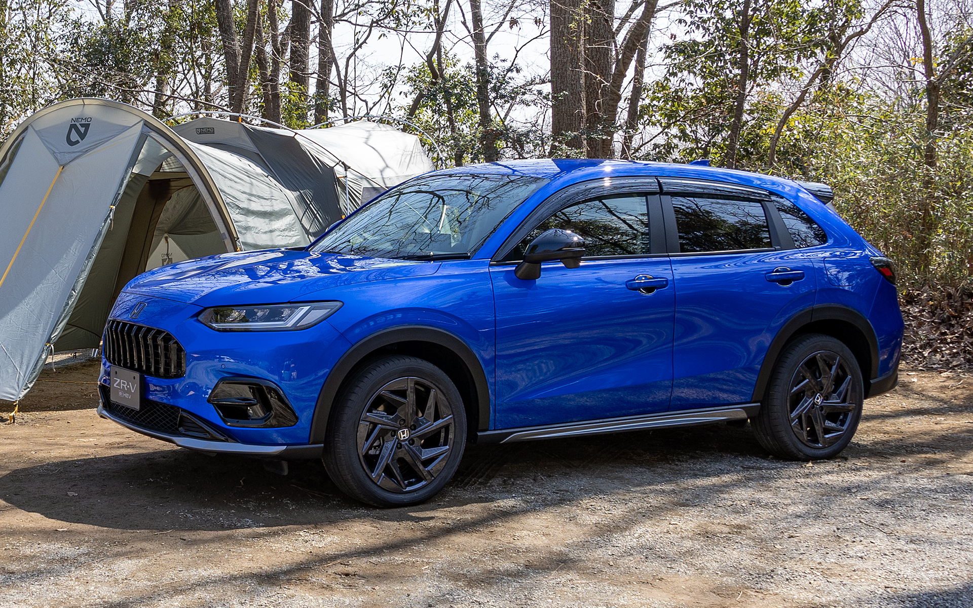 ZR-V e:HEV X 4WD。こちらは「フロントロアスカート」「ガーニッシュキット」「サイドロアガーニッシュ」「リアロアガーニッシュ」「LEDフォグライト＆フォグライトガーニッシュ」「ドアハンドルプロテクター」「ドアバイザー」「MG-030アルミホイール（19インチ）」「ドアミラーカバー」「テールゲートスポイラー」「リアライセンスガーニッシュ」「クロームメックエンブレム」を装着している