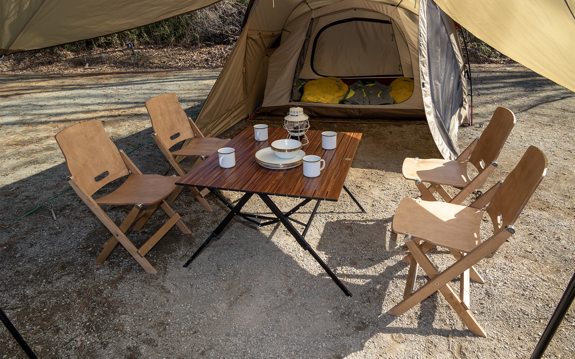 ステップワゴン用に展開した装備。4名が就寝でき、前室もあるテントに大型のテーブル、木製の折りたたみ式チェア