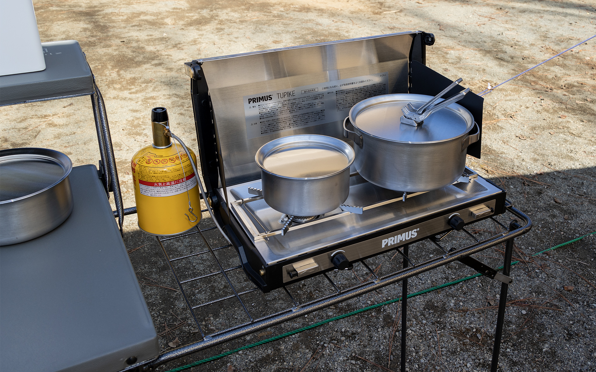 調理用ラックにツーバーナーコンロ