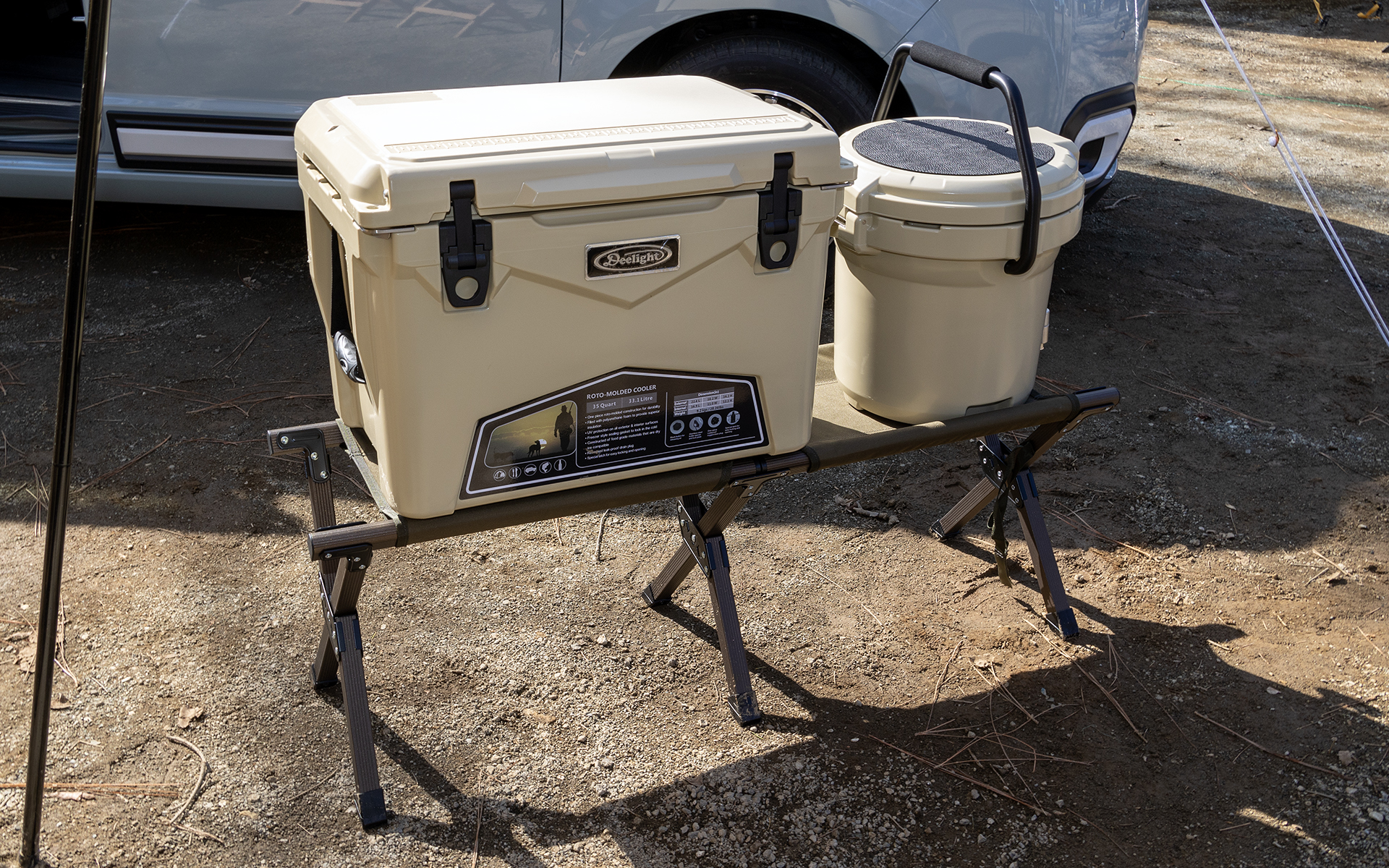 大型のクーラーボックスにウォータージャグは地面に直に置くと使うときに使いにくいのでベンチを持っていってそこに置くといい