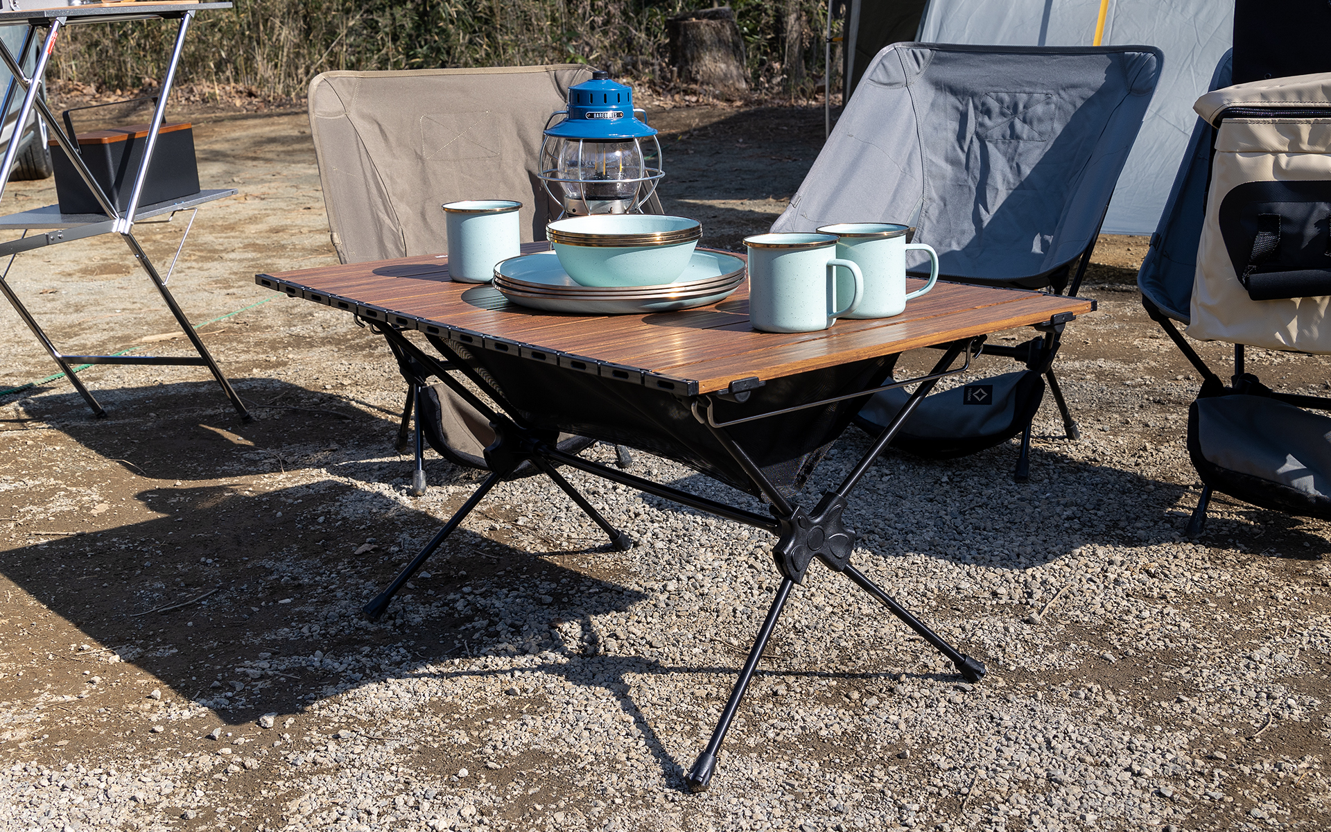 ZR－Vの装備。テーブルは天板を外して丸めて、フレーム継ぎ手を外すと筒状になるタイプ。テーブルと高さの合うチェアもコンパクトにたためるものを選んでいる