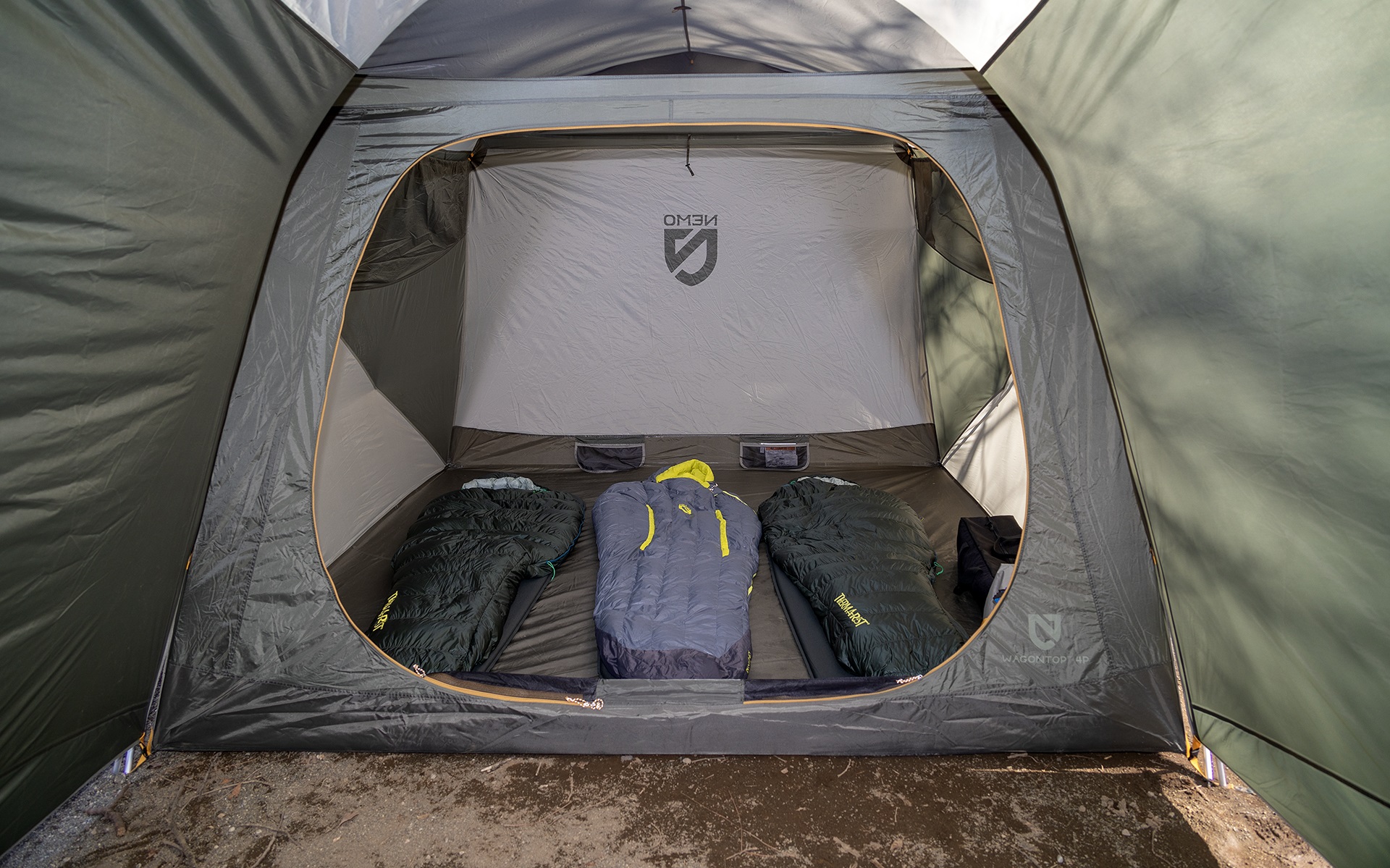 広々と3名で寝る設定。前室も広い