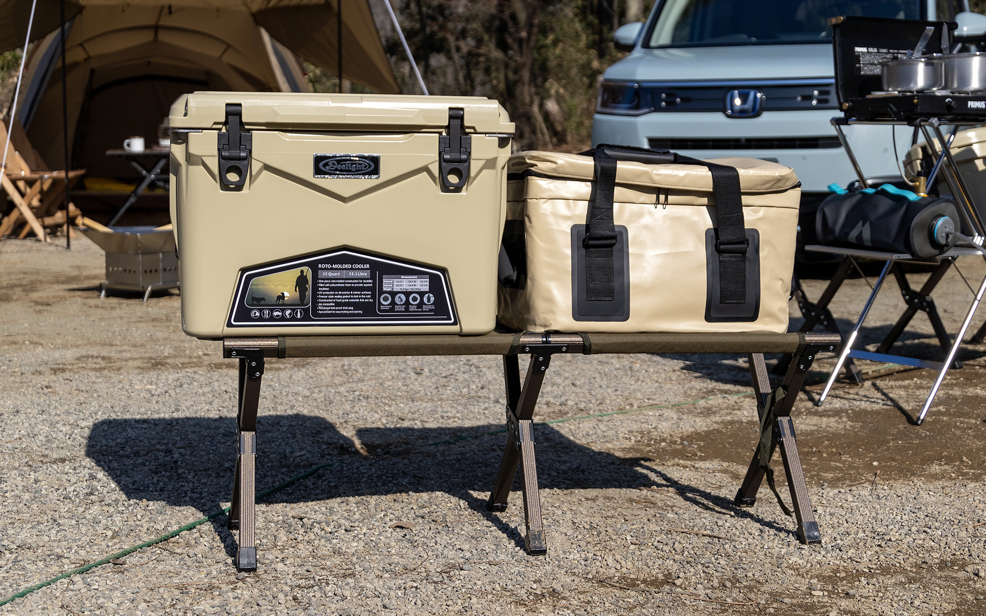 左がハードケース、右がソフト素材。ソフト素材は畳めるので中身を使い切った帰りはスペースが生まれる。なお、両方とも4人家族ぶんの食材なら十分のサイズ。飲み物を増やしたい場合は別のボックスを用意すると積むときかさばらなくて楽。保温性はハードケースが優れている