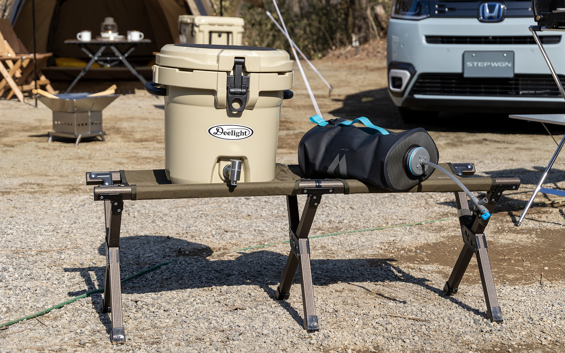 ウォータージャグ（水入れ）。ハードケースのほうが保冷性は高いがかさばる。ソフト素材のものを複数用意するというのもありだという