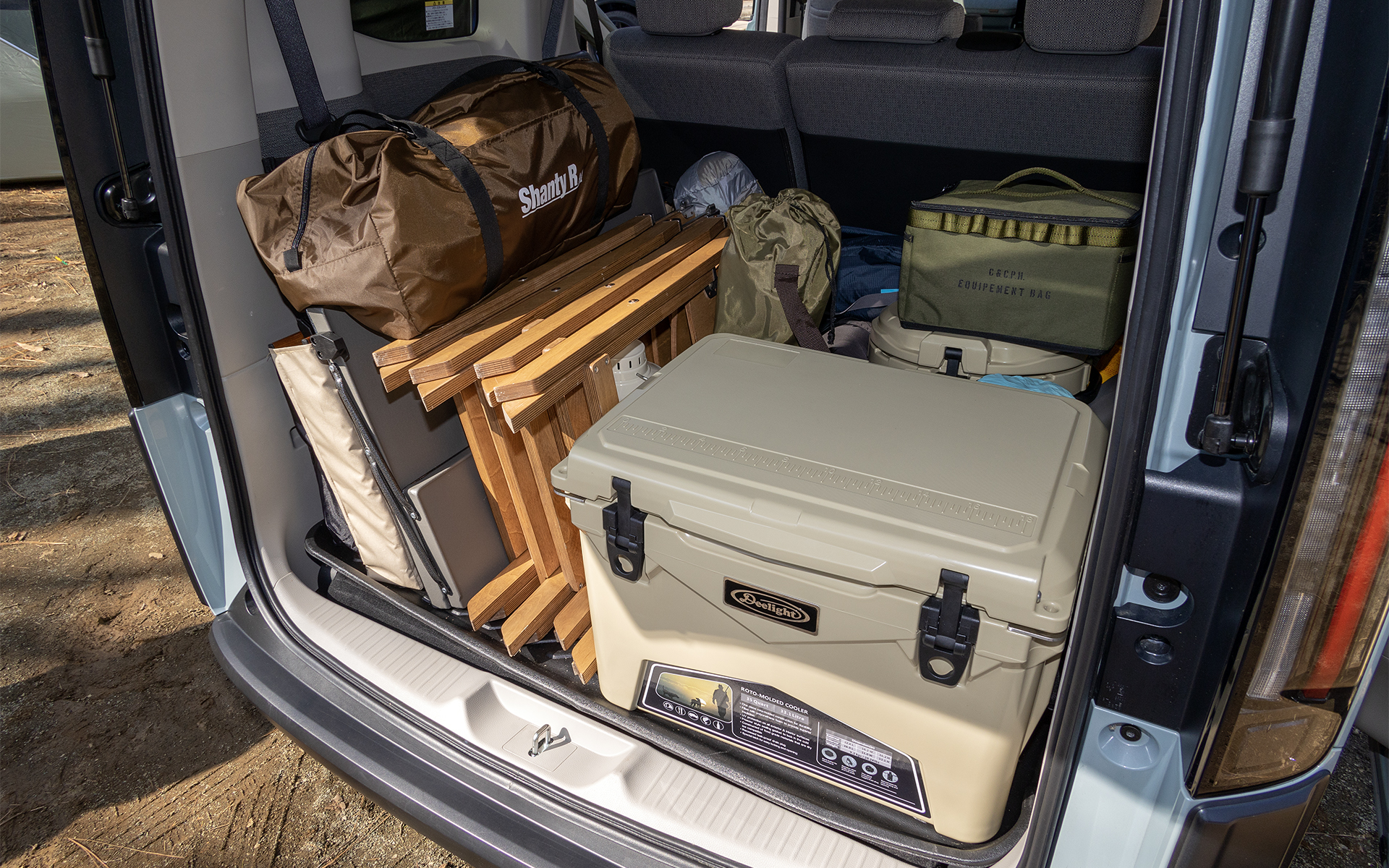 ステップワゴンへの積載。展開している道具と同じものをもうワンセット用意してそれを積んでいる。展開状態からみるとかなりコンパクトに積めているが、これは「箱」に入れないから実現するもの