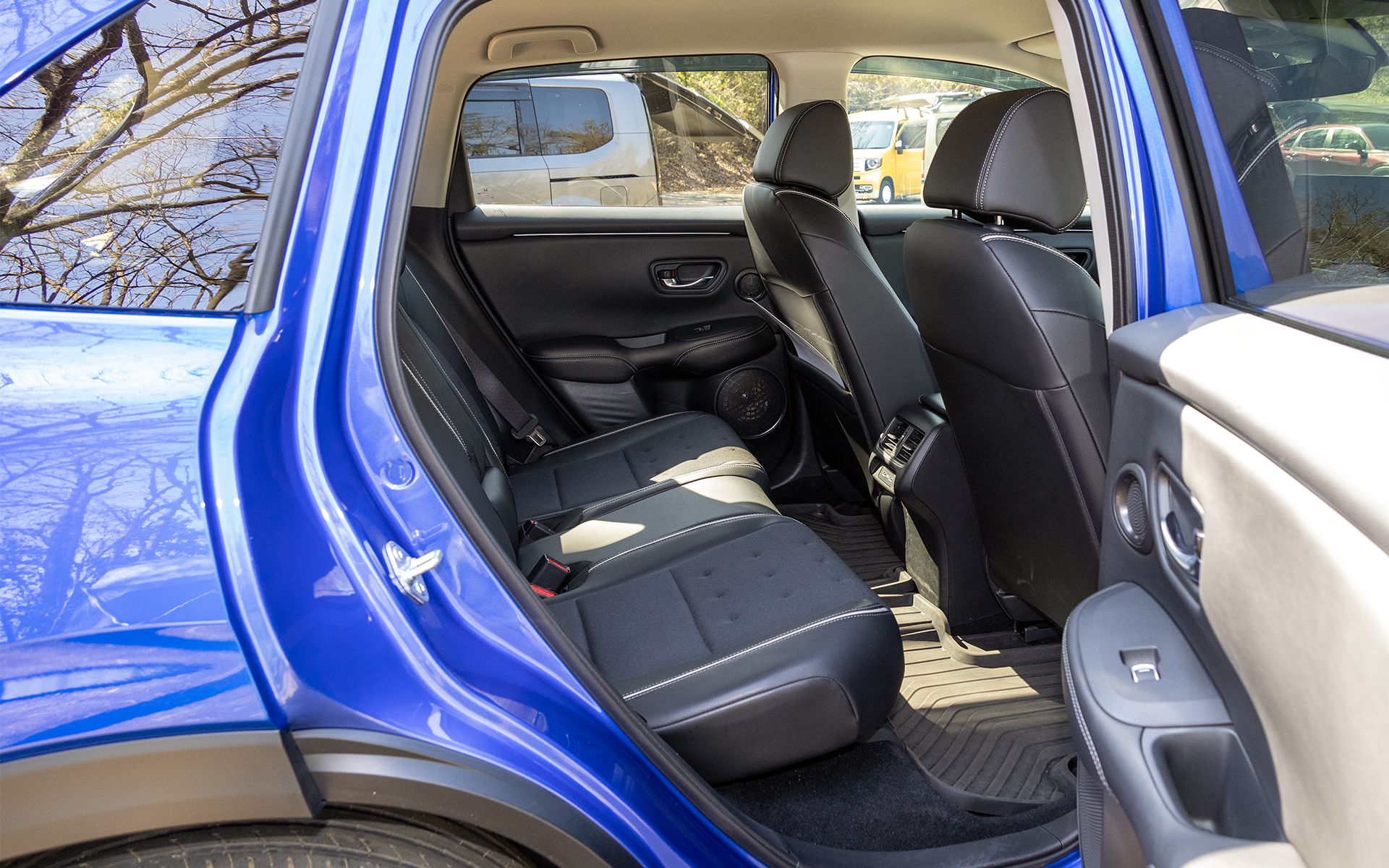 荷物をたくさん積んでも後席は快適に使える。とはいえラゲッジスペースを見ると「まだ積めそう」と思ったが、小雀さんは「ここに3人分の着替えで、リュック3つくらいを積む必要がありますから」とひと言。なるほどそれらも積むことを想定しての積載方法であった