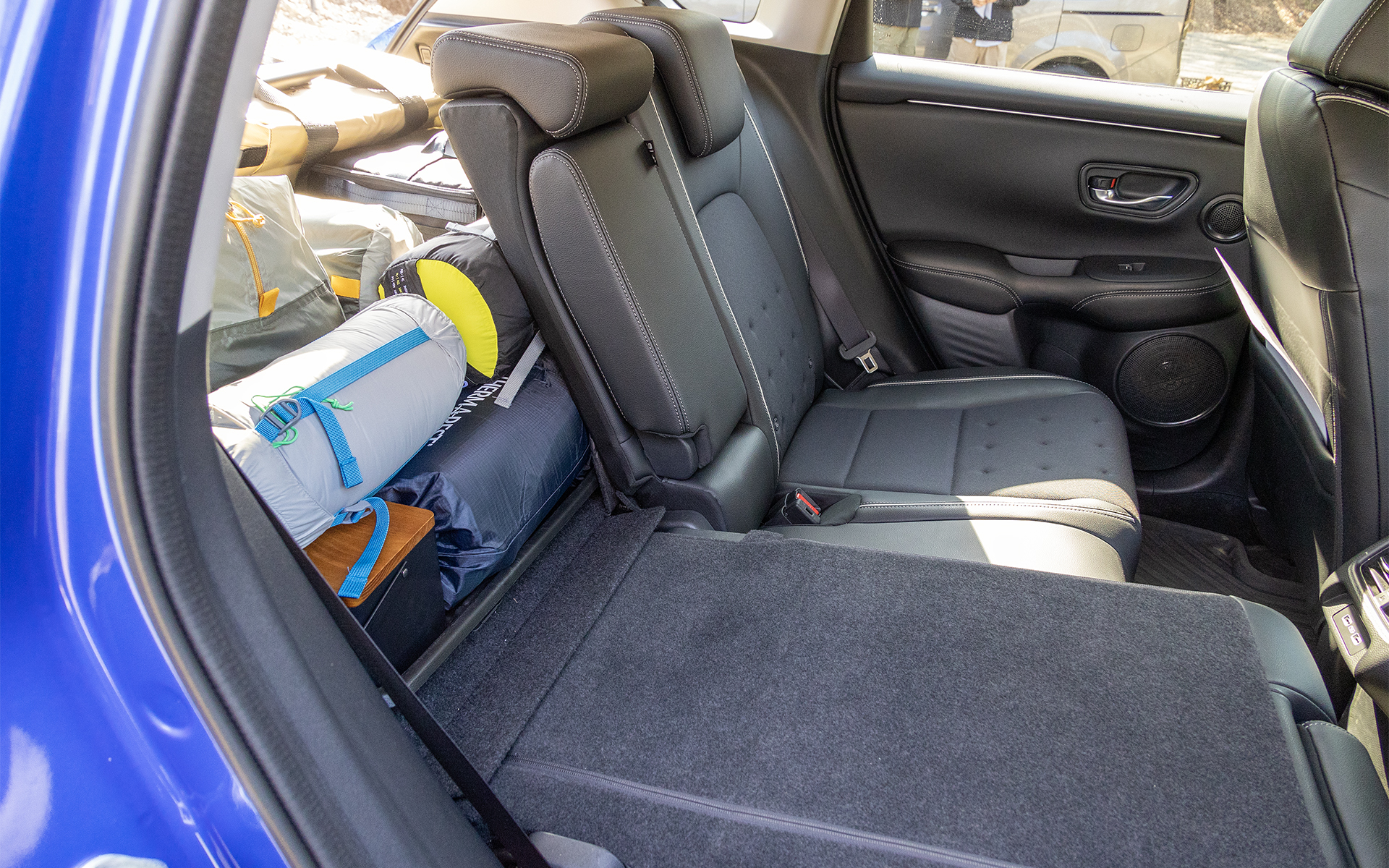 シートバックには角度がついているので下側にデッドスペースができやすい。小分けにしてあればそこも使える