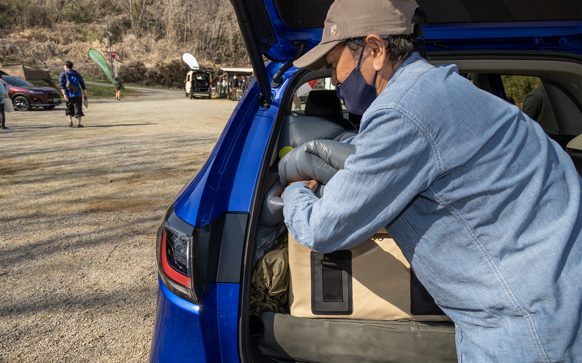 シュラフやブランケットは収納バッグから出して隙間に入れていく。省スペースと同時に荷物の緩衝剤になる。また、使用後に収納バッグに戻すという地味に面倒な作業も省略できる