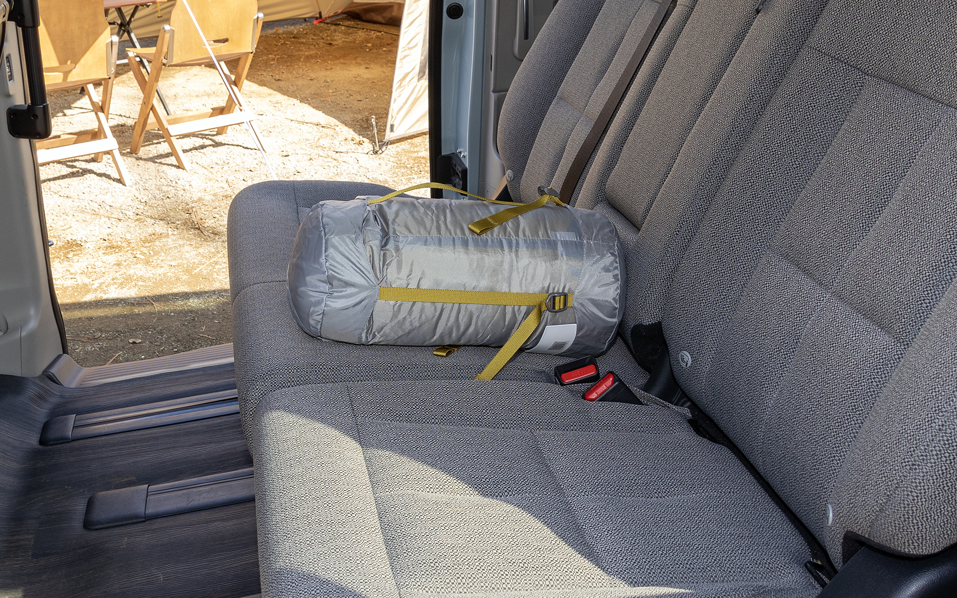 シュラフやブランケットはクッションカバーに入れ換えておくと乗員用のクッションとしても使える。同時にラゲッジに余裕が出る