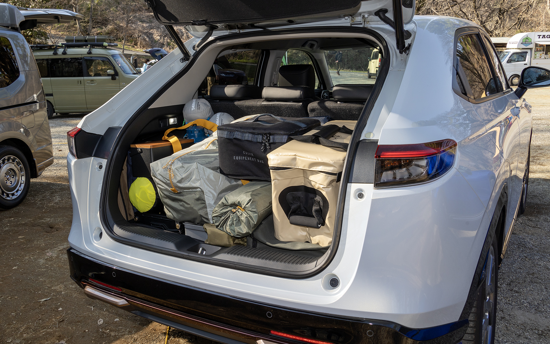 ZR-Vに積んでいた道具をヴェゼルに積み替えてみたところ、ZR-Vよりラゲッジスペースが狭いものの、ちゃんと積むことができた。ホンダのSUVであれば大人3人でのキャンプもスマートに出かけられることが分かった