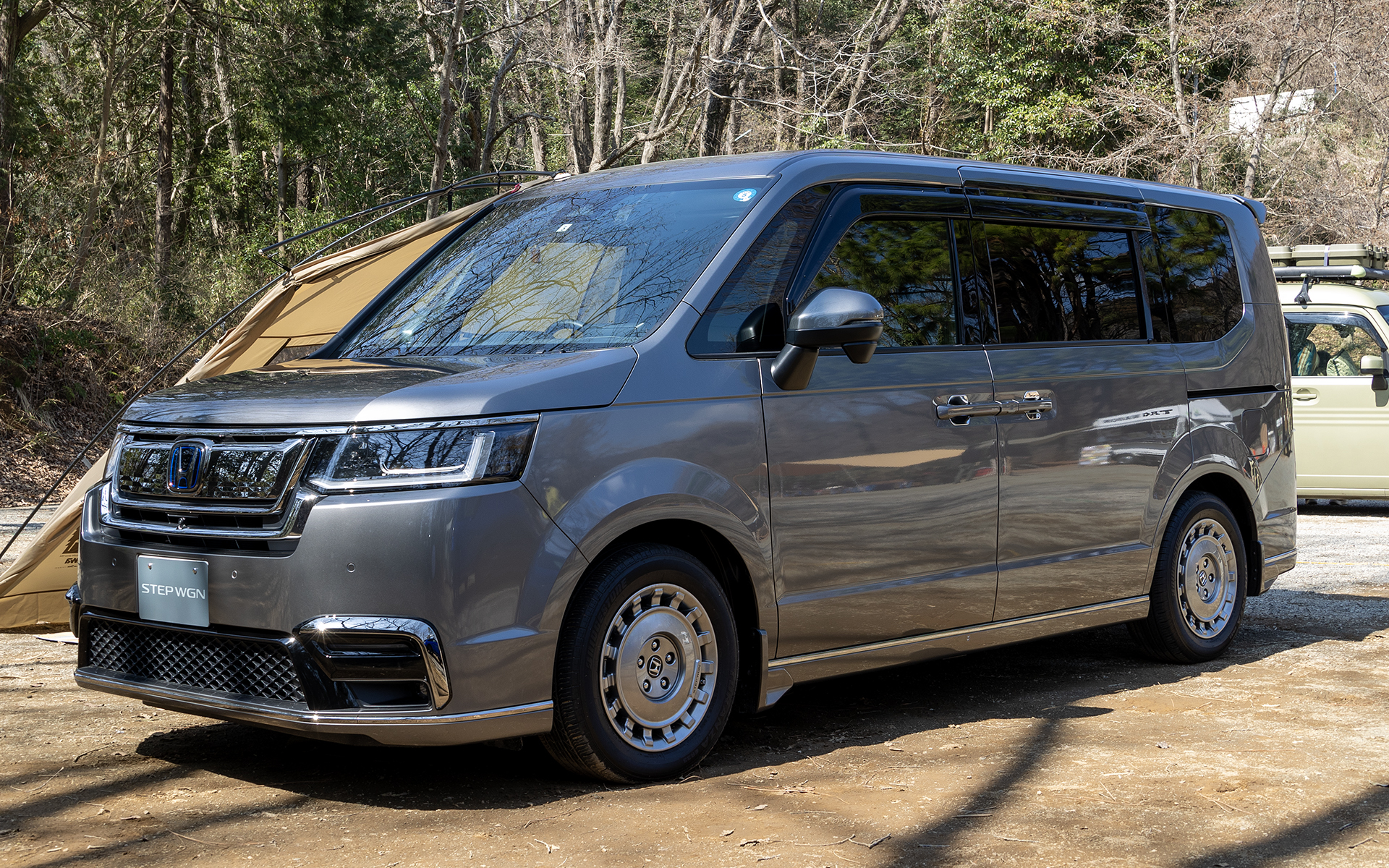 使用するクルマはステップワゴン e：HEV SPADA.。カラーはプラチナグレー。外装はフロントグリル、フォグライトガーニッシュ、MG-029アルミホイール、ドアバイザー、ドアハンドルプロテクションカバー、マッドガード、ハンズフリースライドドアを装着