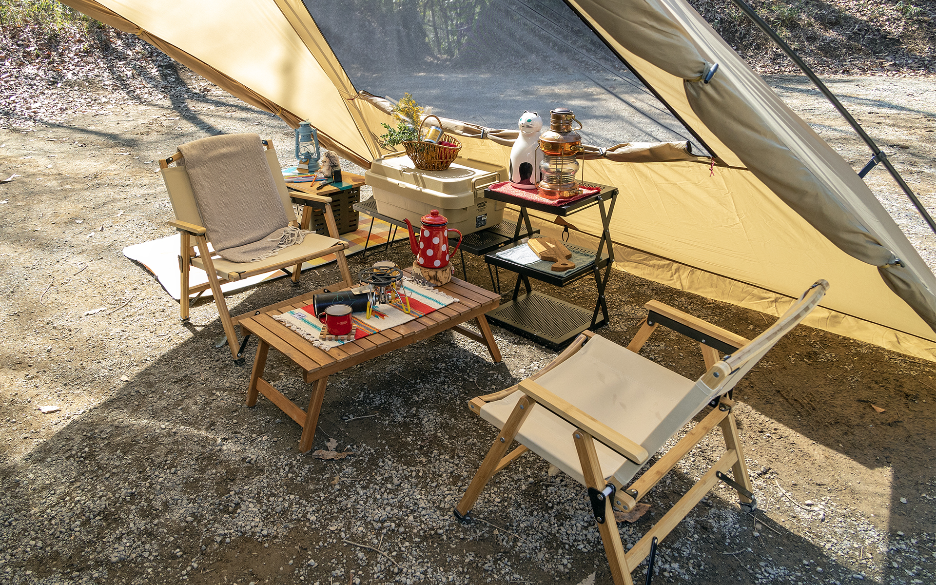 テントではなくカーサイドタープを使用する。展開、撤収はテントより楽だし、雨風が十分しのげ、採光も適度にあるから暗い雰囲気にならない。食事などはここで行なう