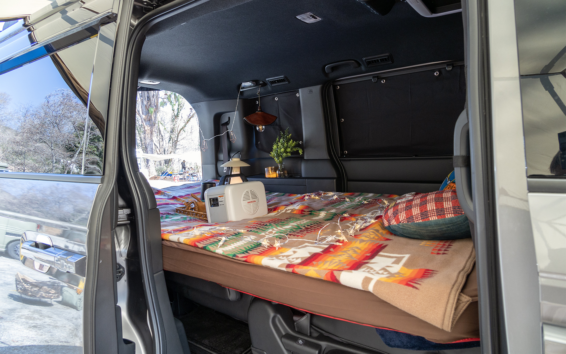 就寝は車中泊としている。ベッドスペースはシートアレンジで作れるが、快適さをさらに高めるために2人分それぞれ独立したマットを敷き、さらにその上にラグを敷く