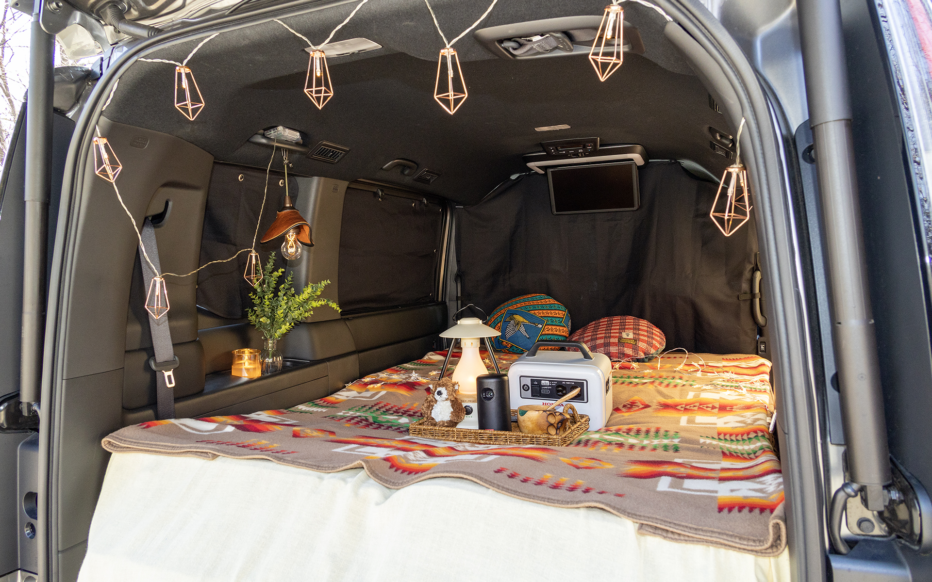 小学生の女の子と一緒の設定なので、照明類に凝ることで楽しい非日常感を演出している