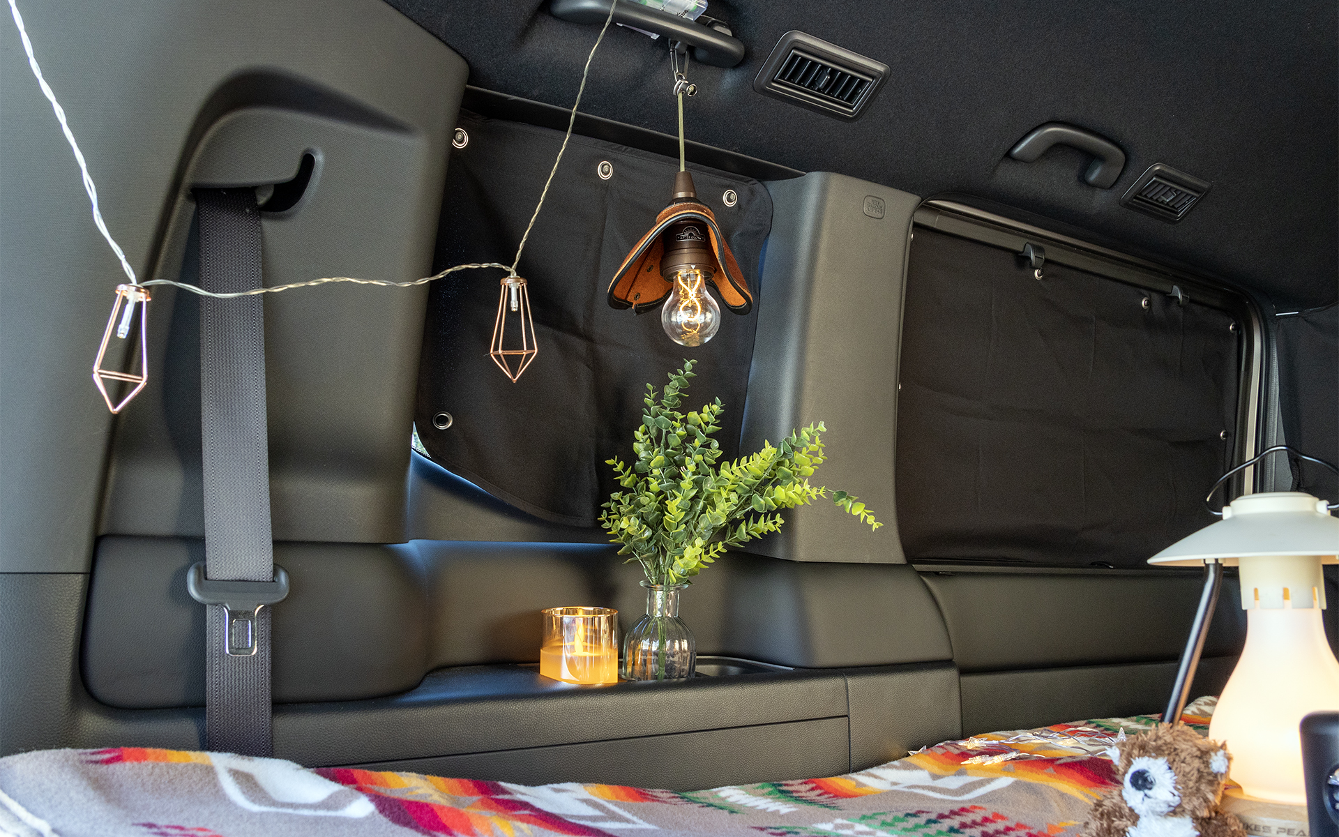 ステップワゴンには純正アクセサリーに「プライバーシェード」があるのでそちらを活用してプライベート空間を作っている