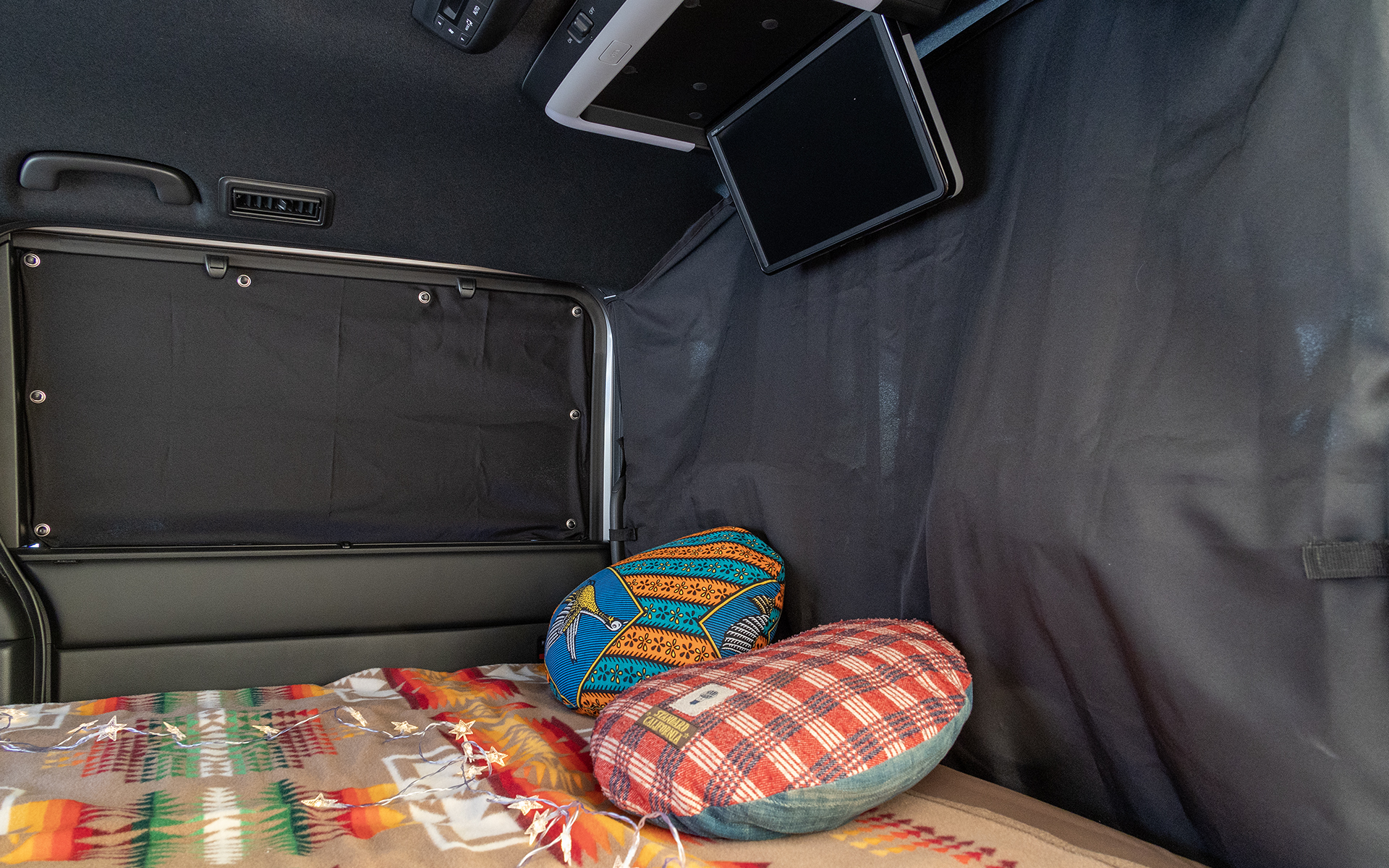 運転席との境も純正アクセサリーの「セパレートカーテン」を使用