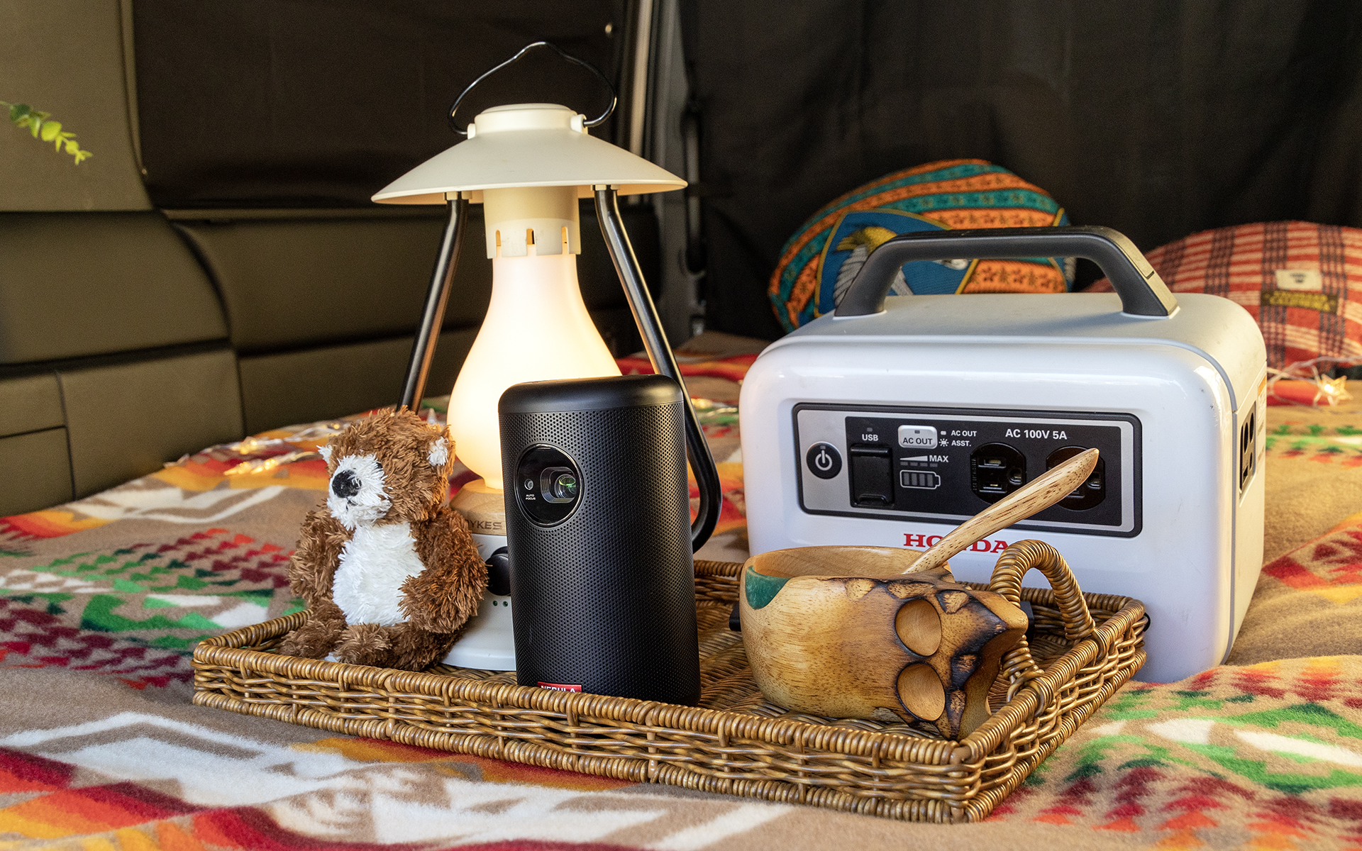 ステップワゴンには純正アクセサリーの「15.6インチリアモニター」が付いていたが、せっかくのアウトドアなのでプロジェクターを用意。カーサイドタープのメッシュ窓のカバーをリアゲートにぶら下げるとスクリーン代わりになるので、大画面の上映会を楽しめる