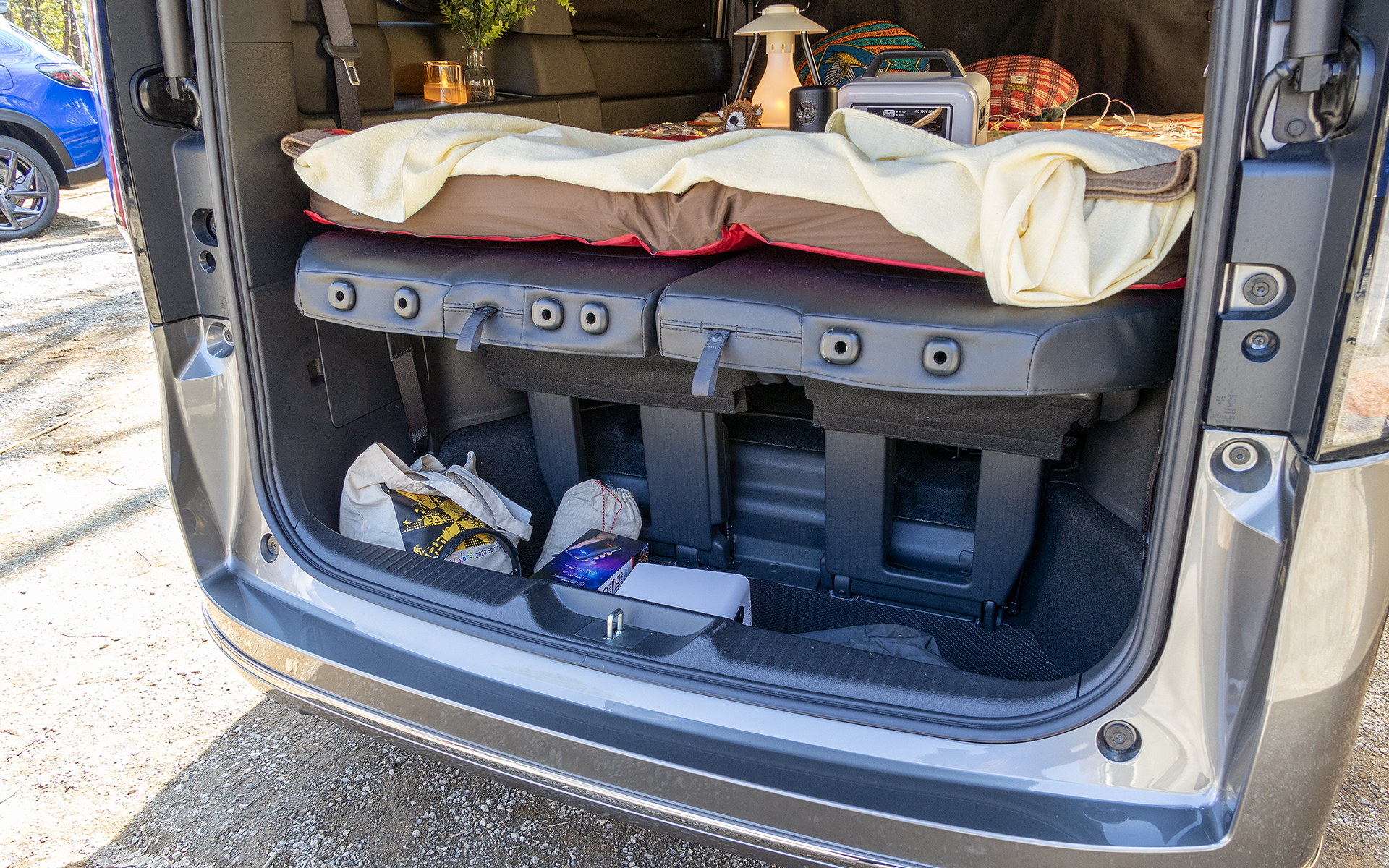 シート下のラゲッジスペースに貴重品など入れておき、上から見えないようにシーツなどで目隠しをするというアイデア